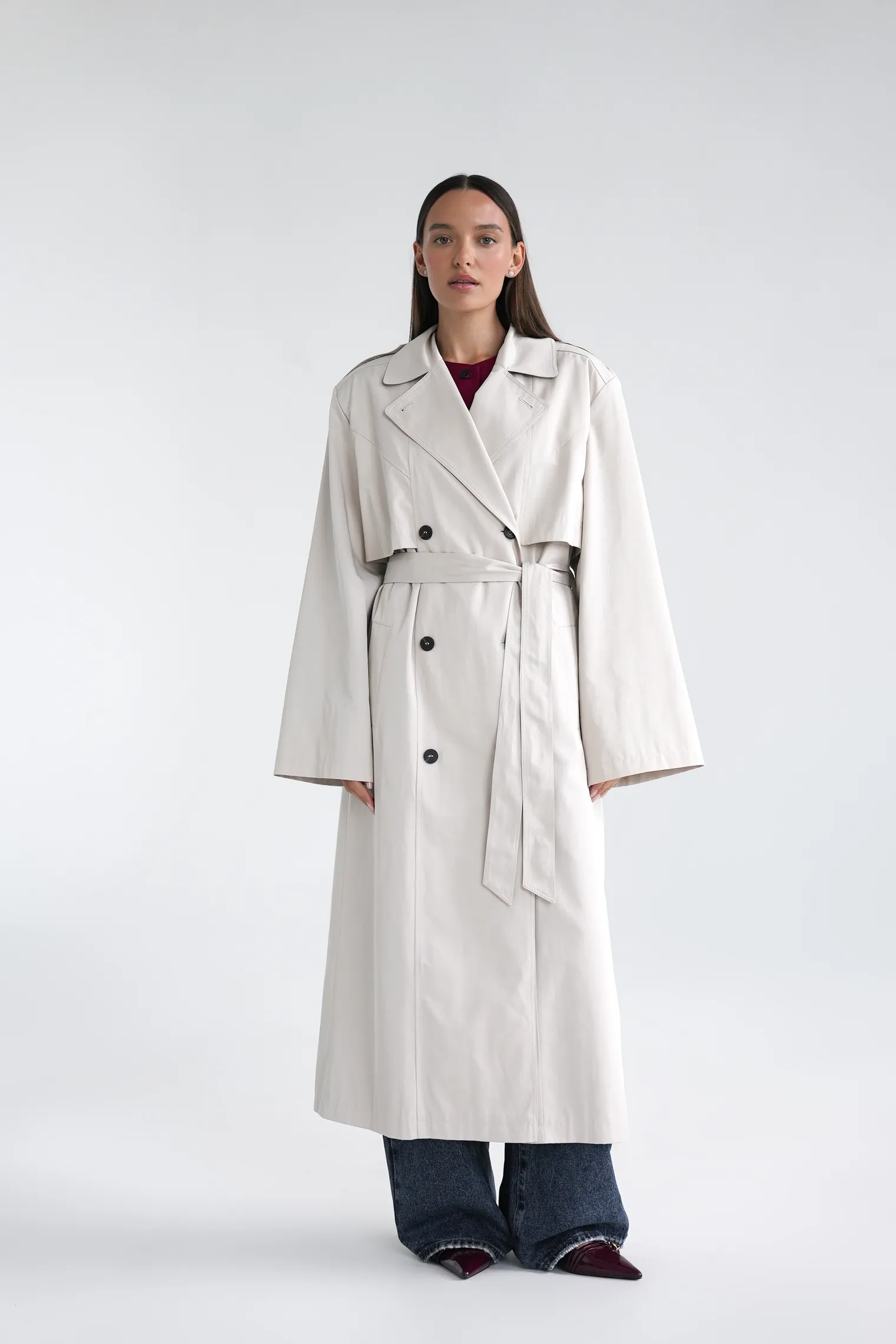 Тренч двубортный с поясом кремового цвета фото 7