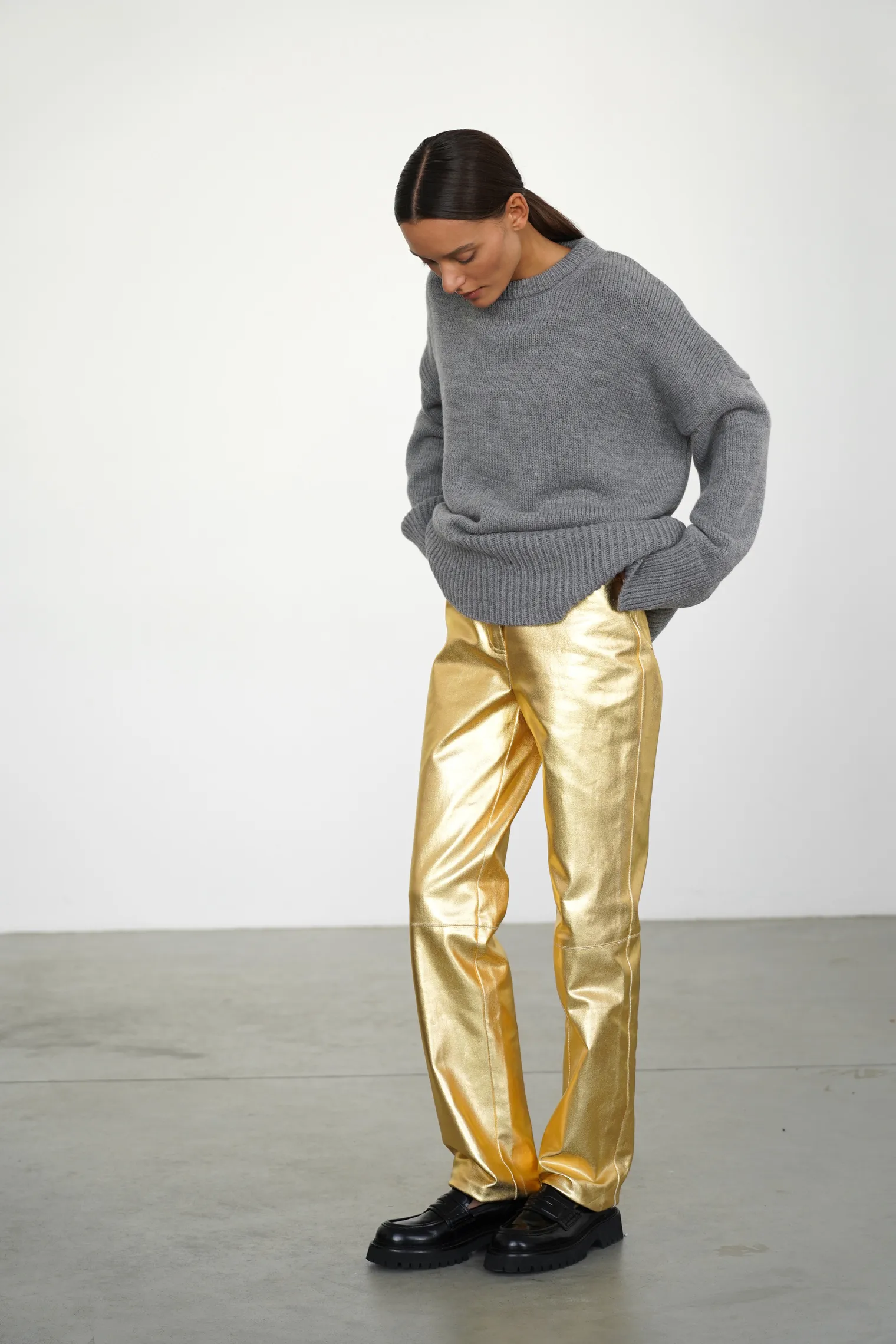 Брюки широкого кроя с завышенной талией золотого цвета фото 1