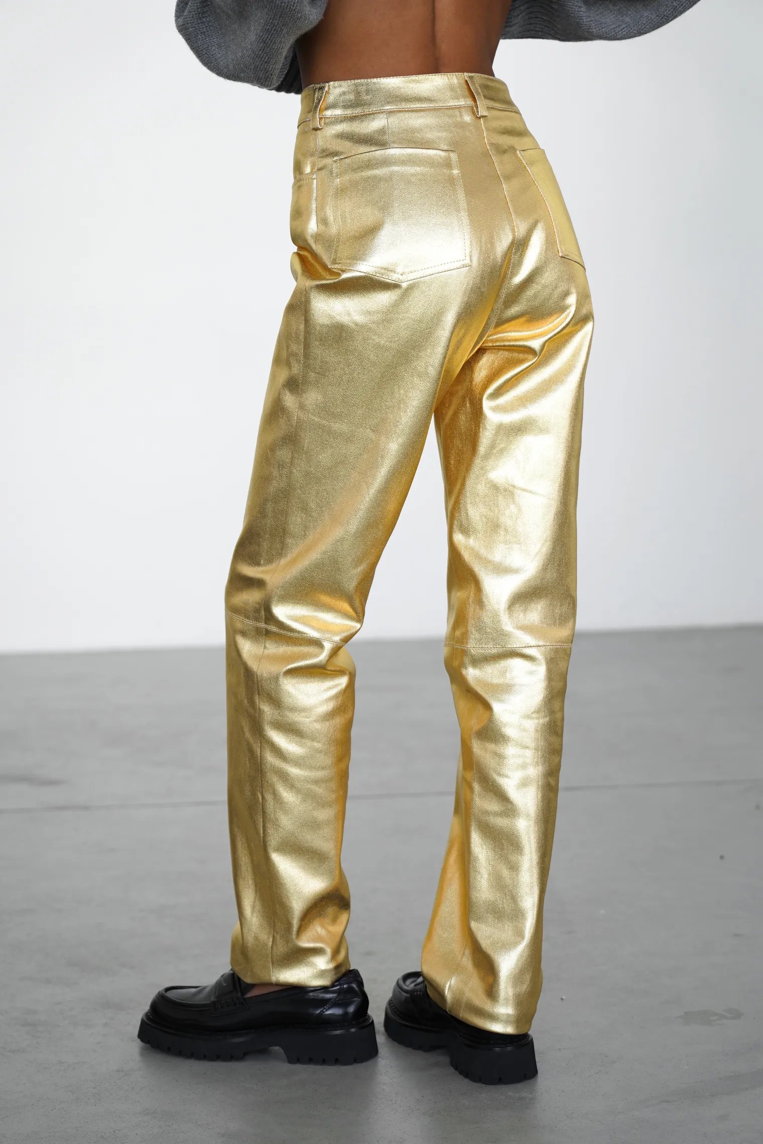Брюки широкого кроя с завышенной талией золотого цвета фото 4