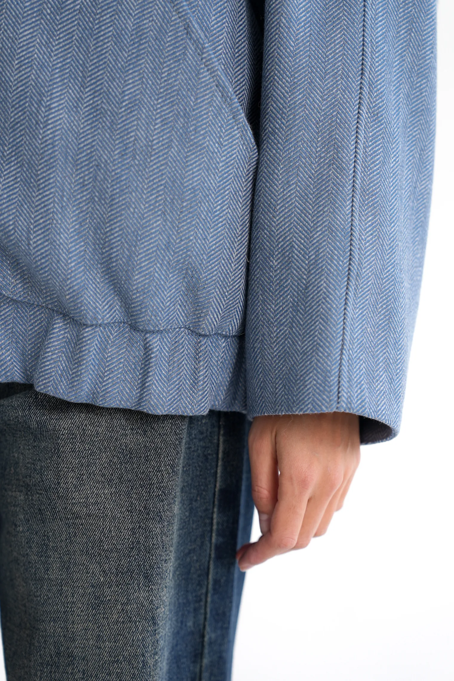 Бомбер свободного кроя из шерсти цвета голубой/серый в ёлочку фото 2