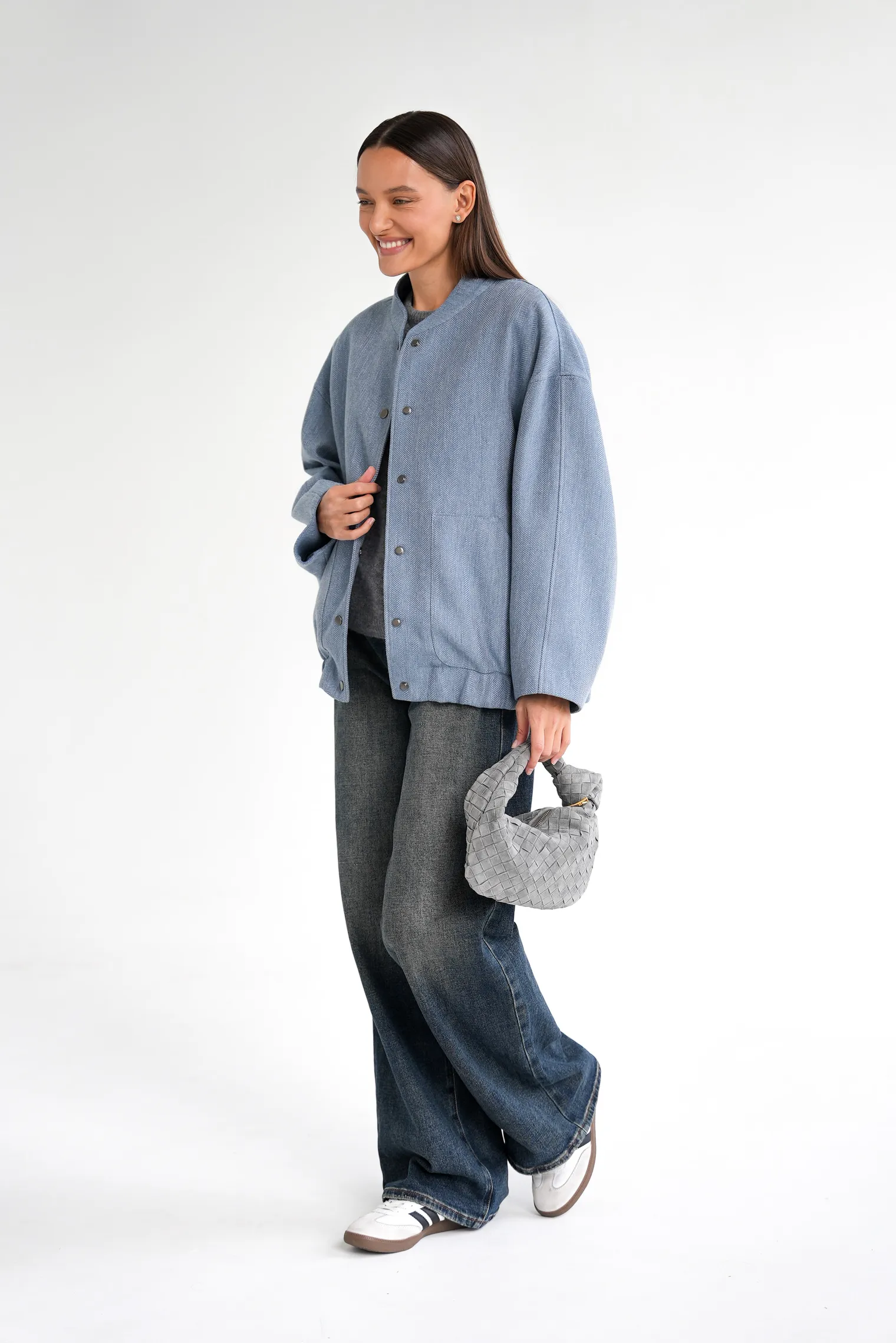 Бомбер свободного кроя из шерсти цвета голубой/серый в ёлочку фото 3