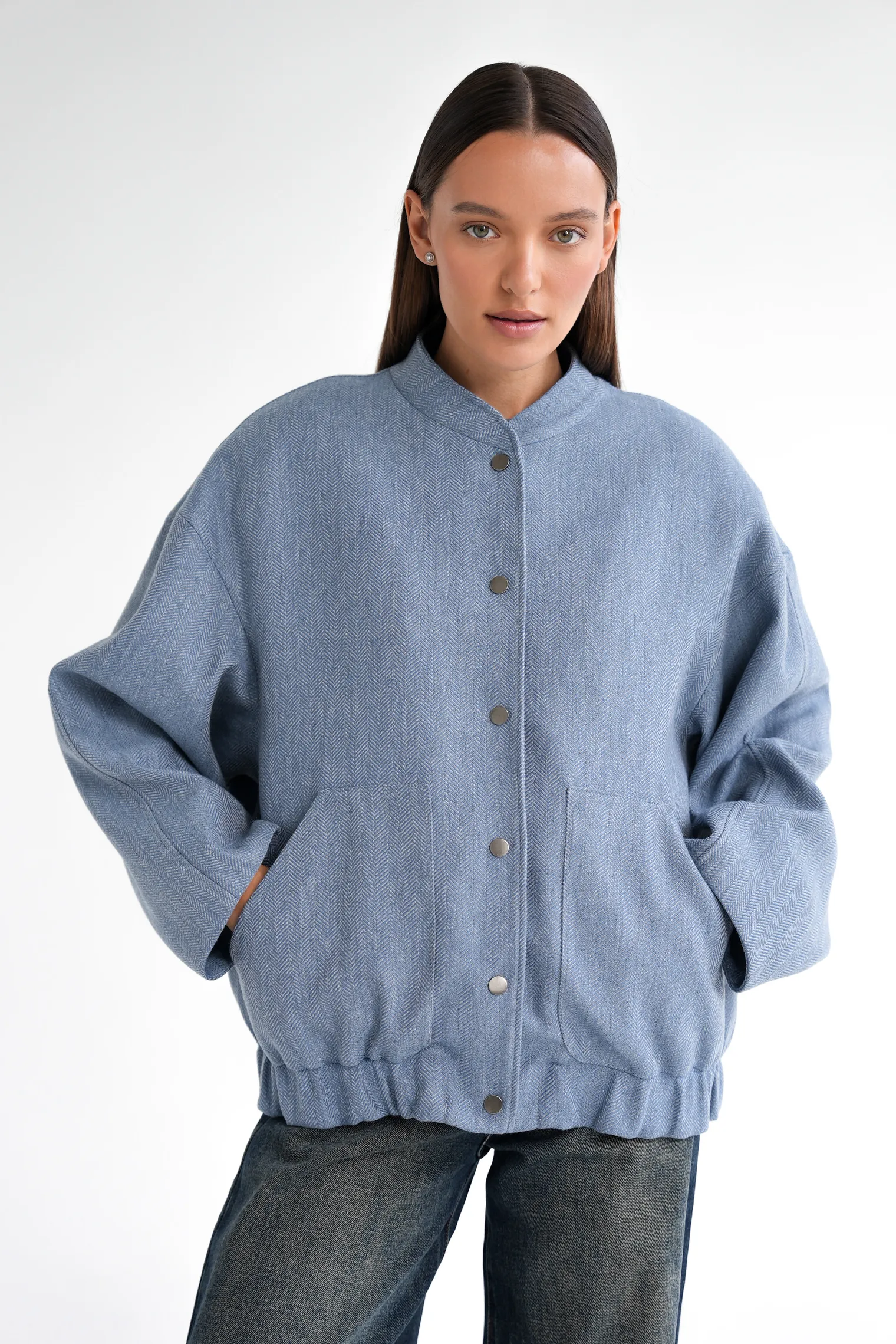 Бомбер свободного кроя из шерсти цвета голубой/серый в ёлочку фото 1