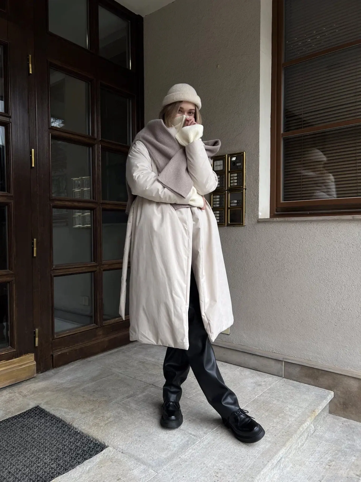 Зимнее пальто с воротником шалька с поясом кремового цвета фото 3