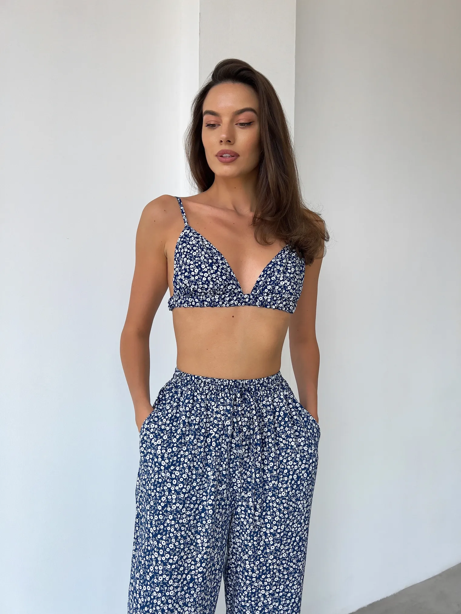 Костюм из хлопка: рубашка, брюки, топ с принтом в цвете синий/белый фото 7