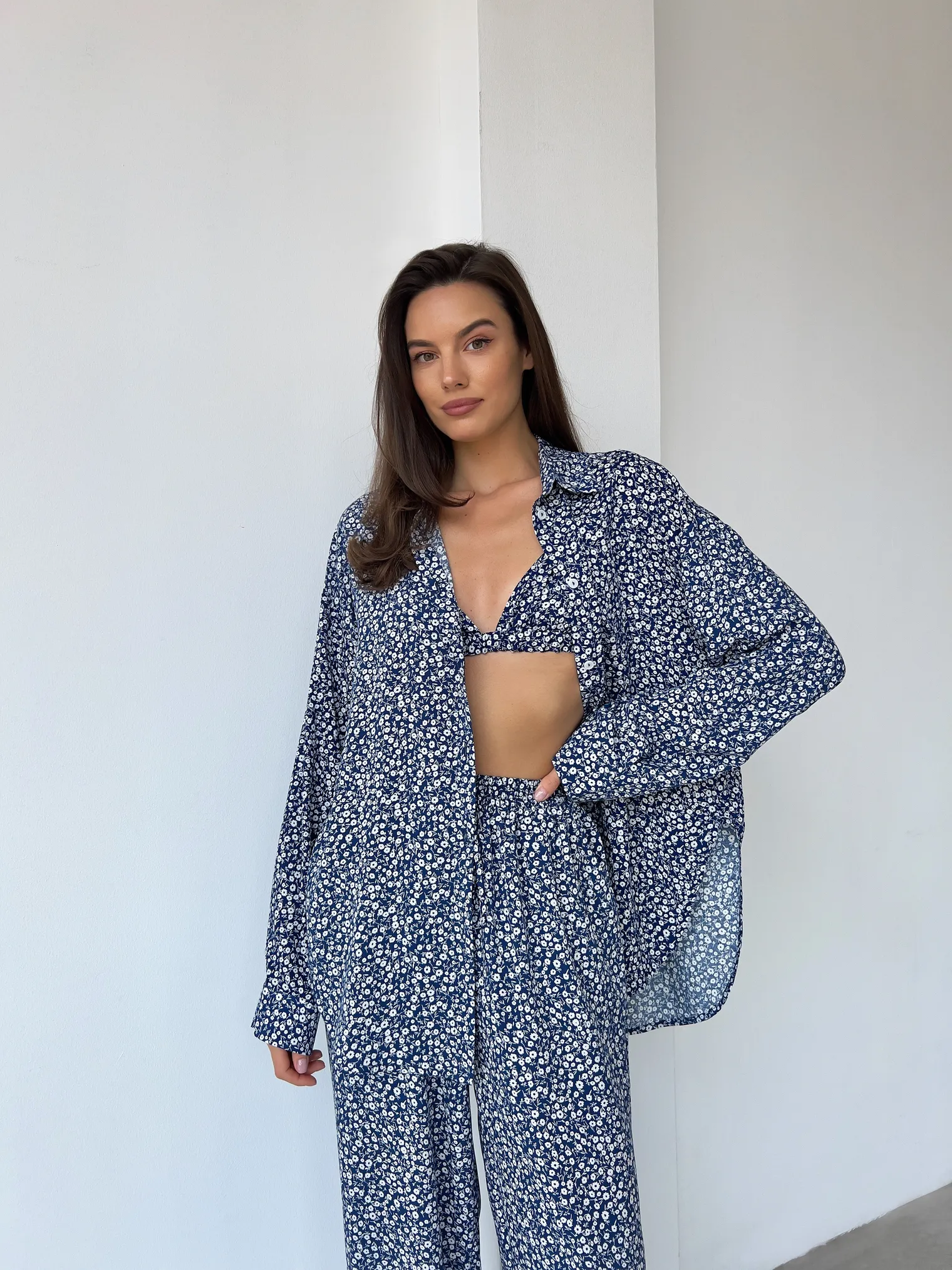 Костюм из хлопка: рубашка, брюки, топ с принтом в цвете синий/белый фото 10