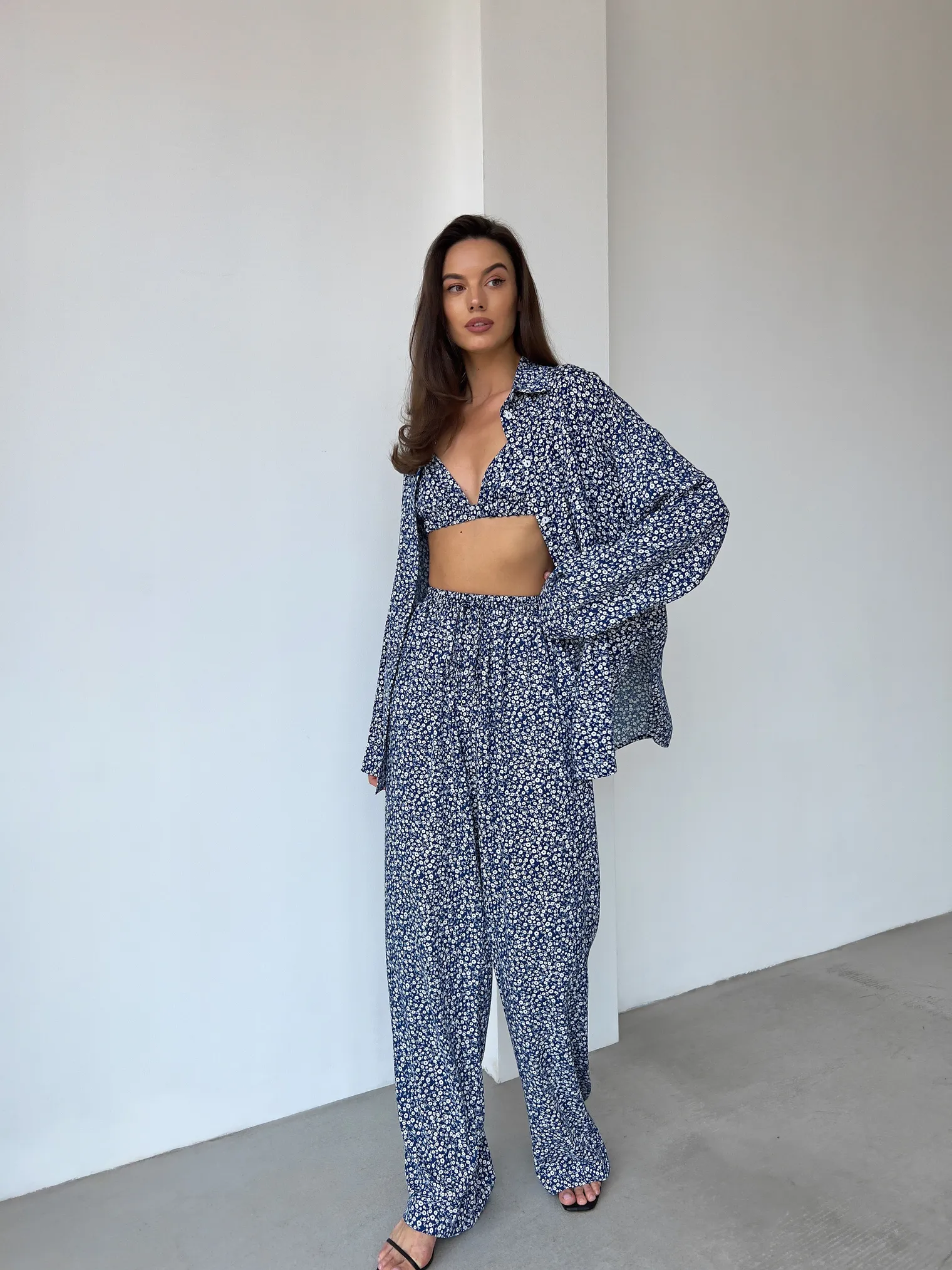 Костюм из хлопка: рубашка, брюки, топ с принтом в цвете синий/белый фото 5