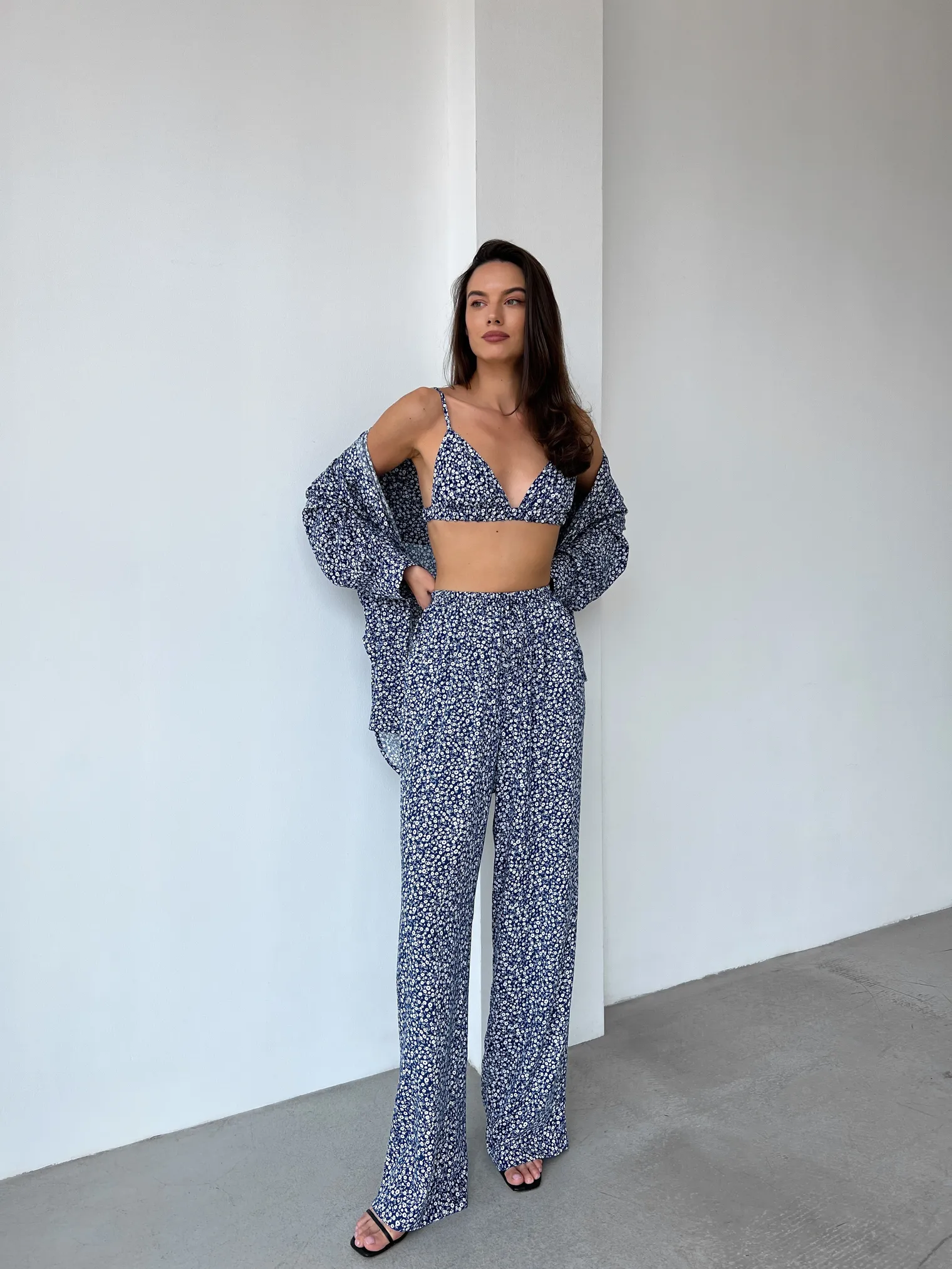 Костюм из хлопка: рубашка, брюки, топ с принтом в цвете синий/белый фото 9