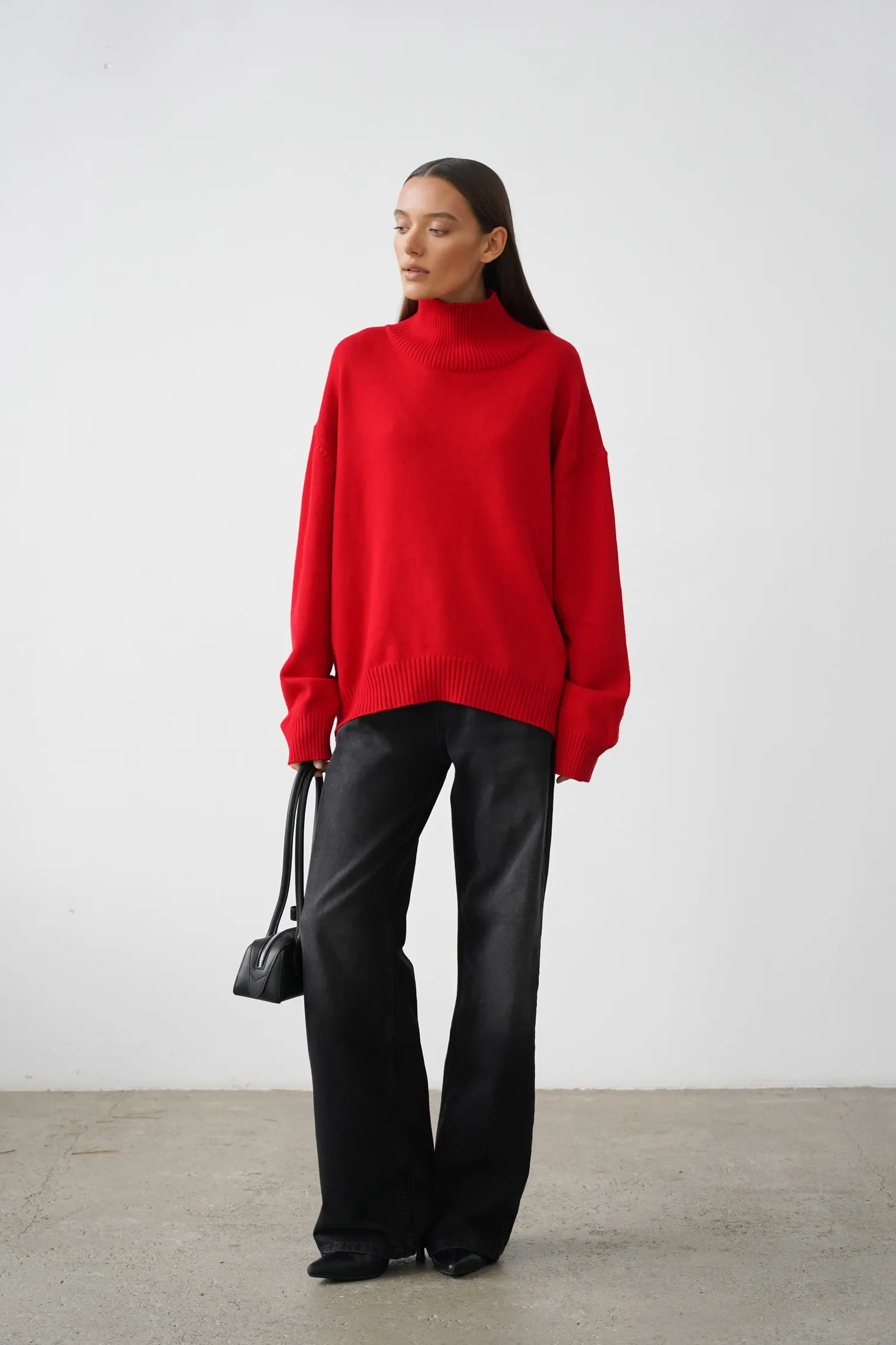 Джемпер мелкой вязки с высоким воротником красного цвета фото 5