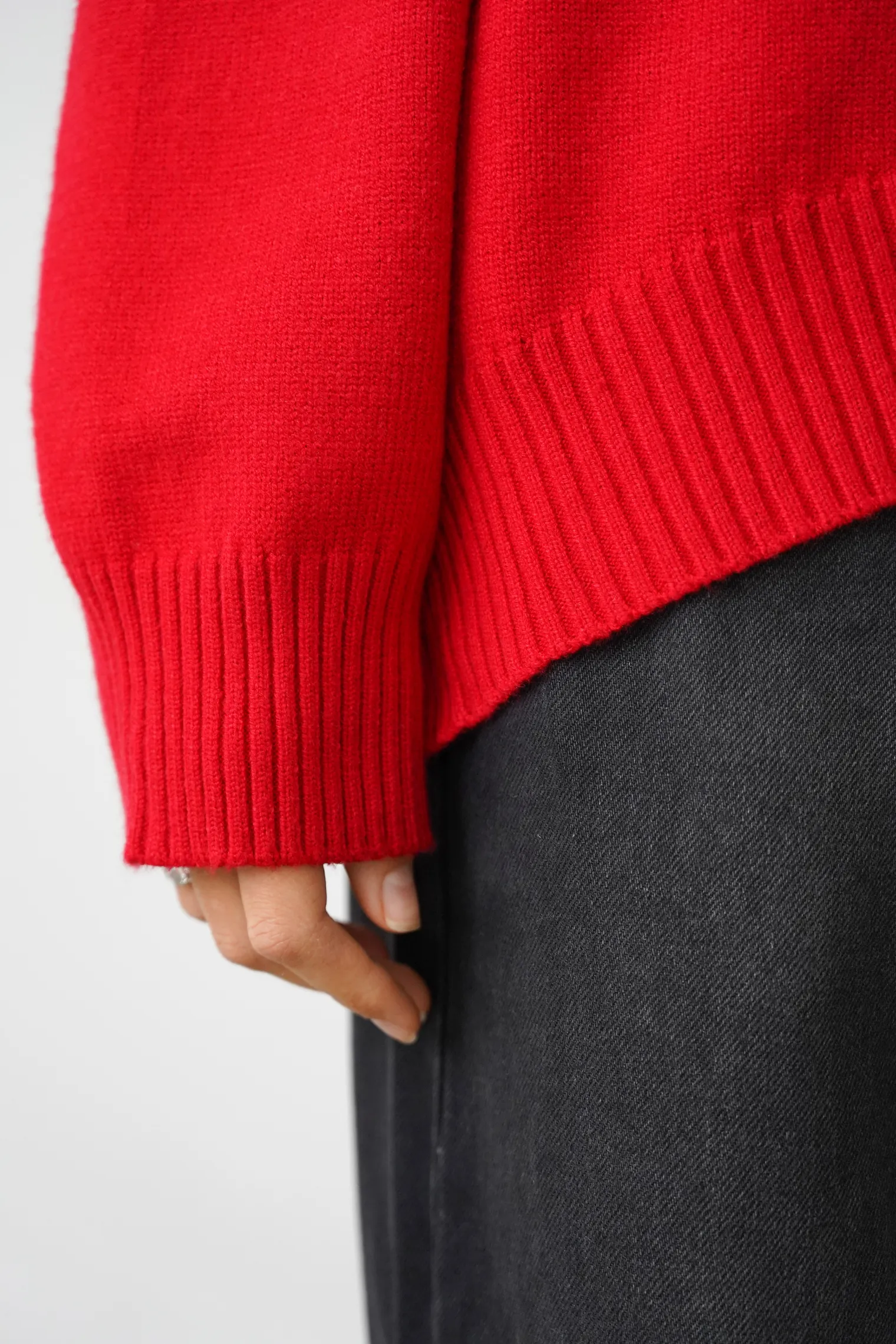 Джемпер мелкой вязки с высоким воротником красного цвета фото 7