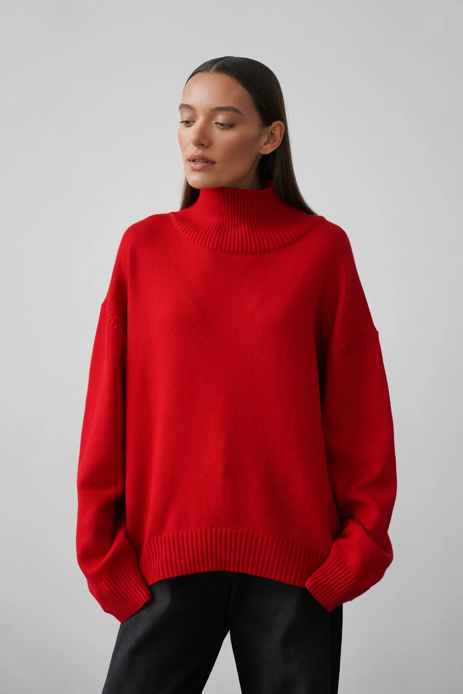 Джемпер мелкой вязки с высоким воротником красного цвета фото 1