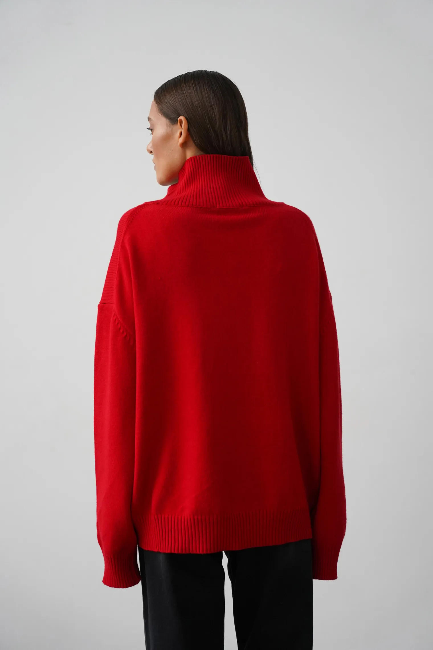 Джемпер мелкой вязки с высоким воротником красного цвета фото 4