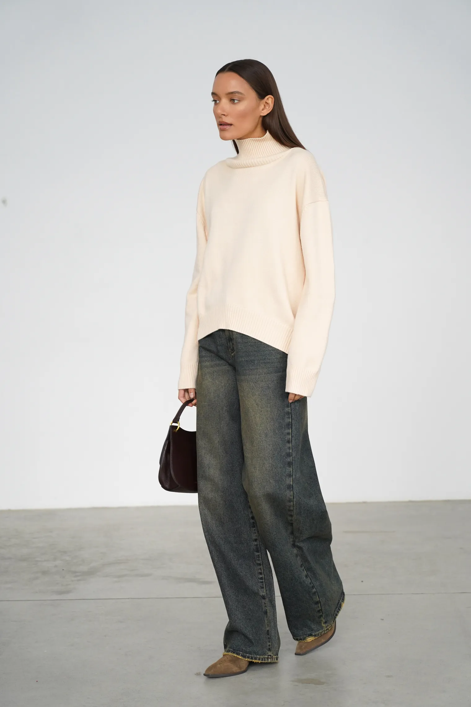 Джемпер мелкой вязки с высоким воротником молочного цвета фото 5