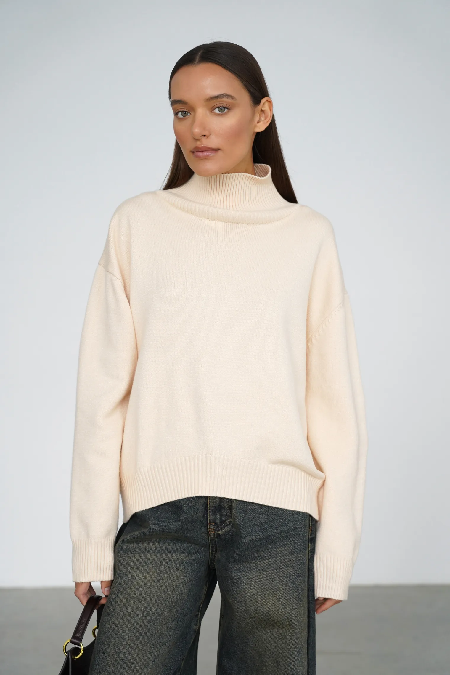 Джемпер мелкой вязки с высоким воротником молочного цвета фото 1