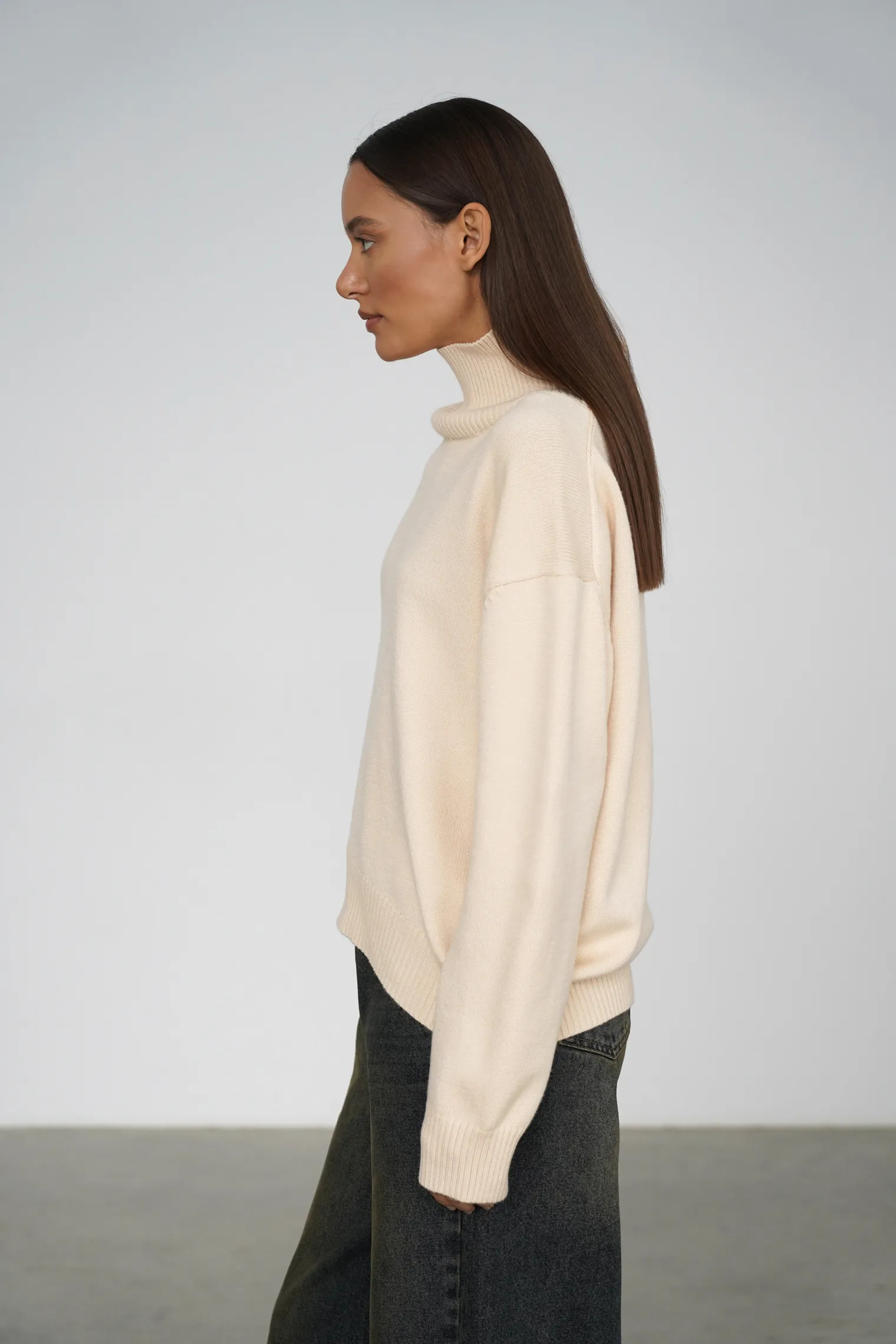 Джемпер мелкой вязки с высоким воротником молочного цвета фото 7