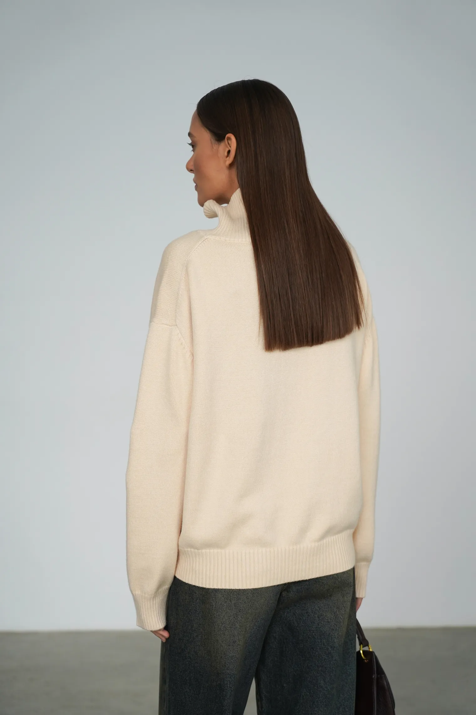 Джемпер мелкой вязки с высоким воротником молочного цвета фото 4