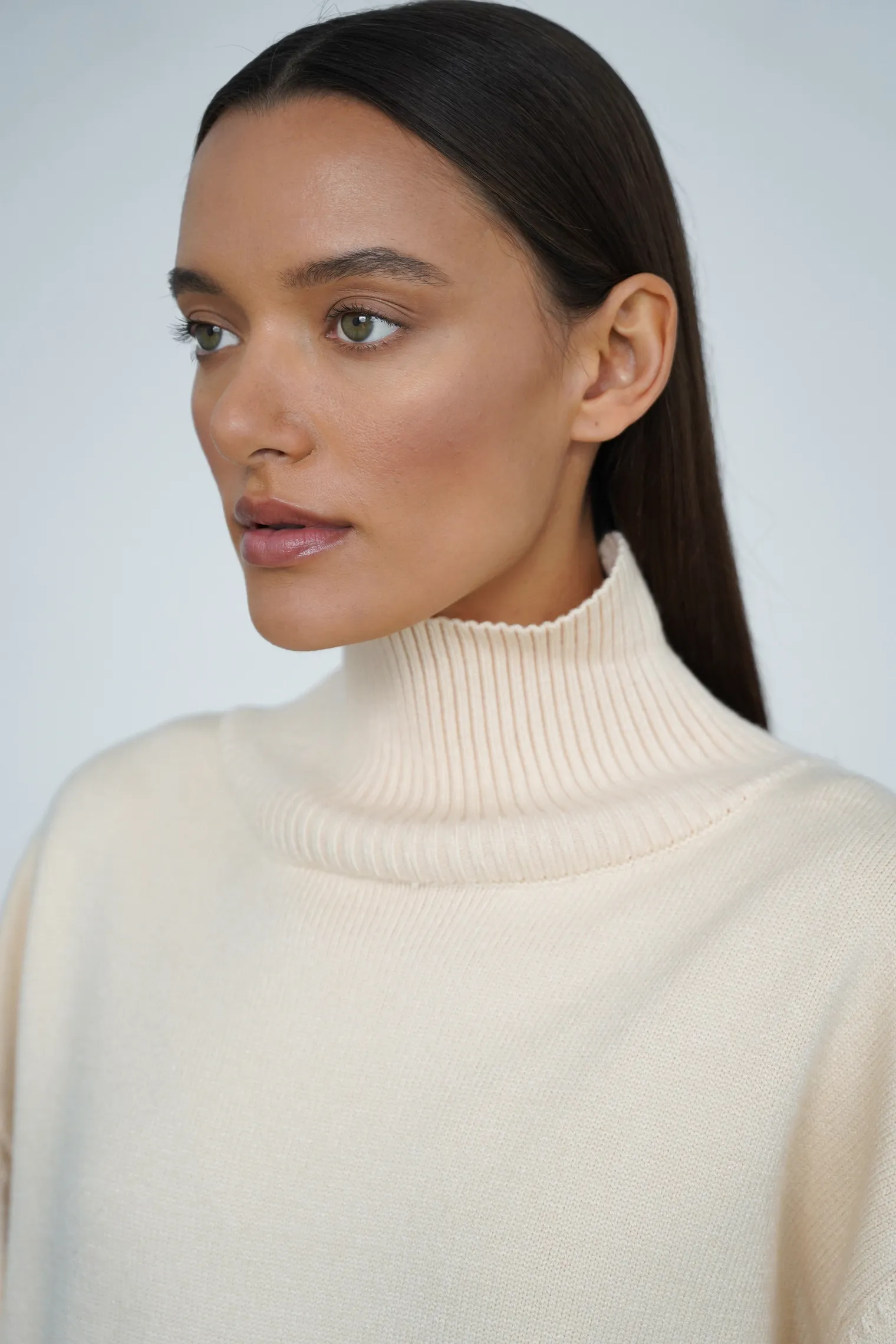 Джемпер мелкой вязки с высоким воротником молочного цвета фото 2