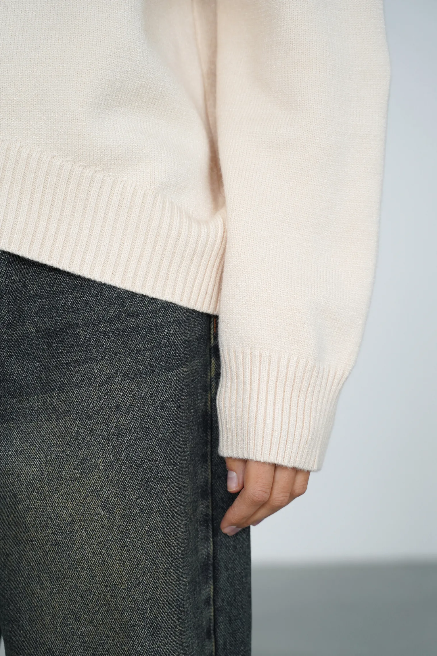 Джемпер мелкой вязки с высоким воротником молочного цвета фото 6