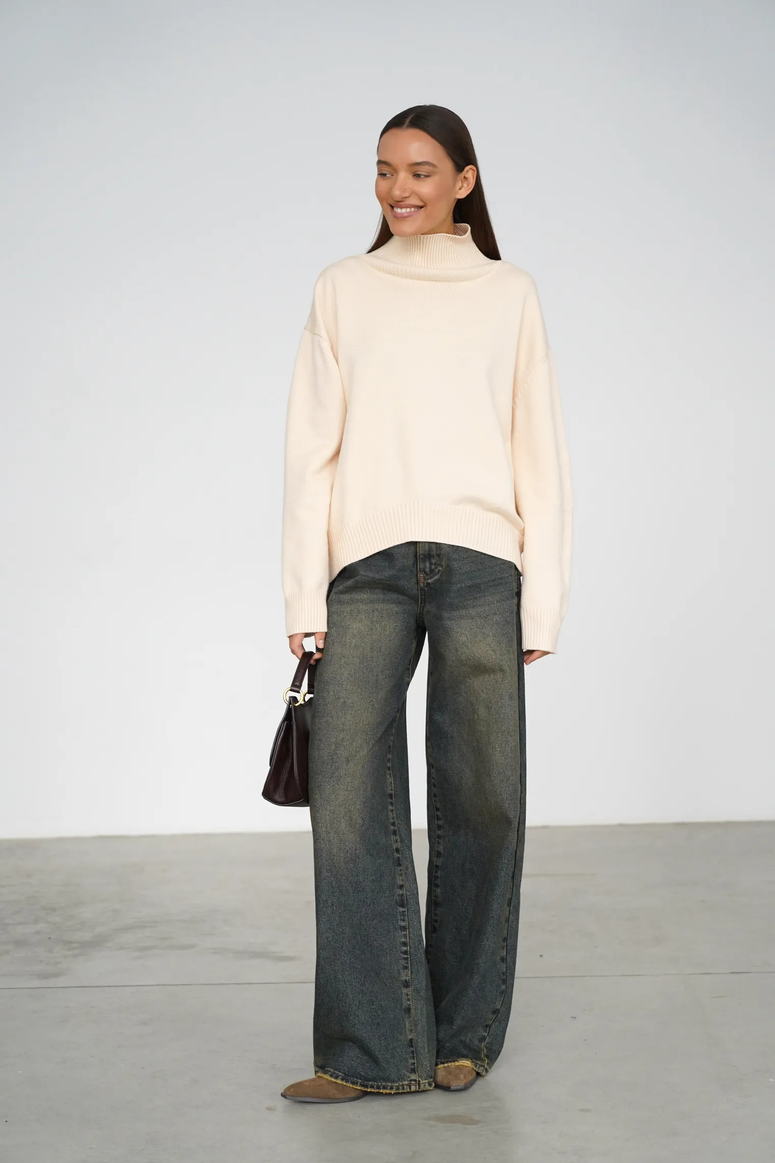 Джемпер мелкой вязки с высоким воротником молочного цвета фото 3