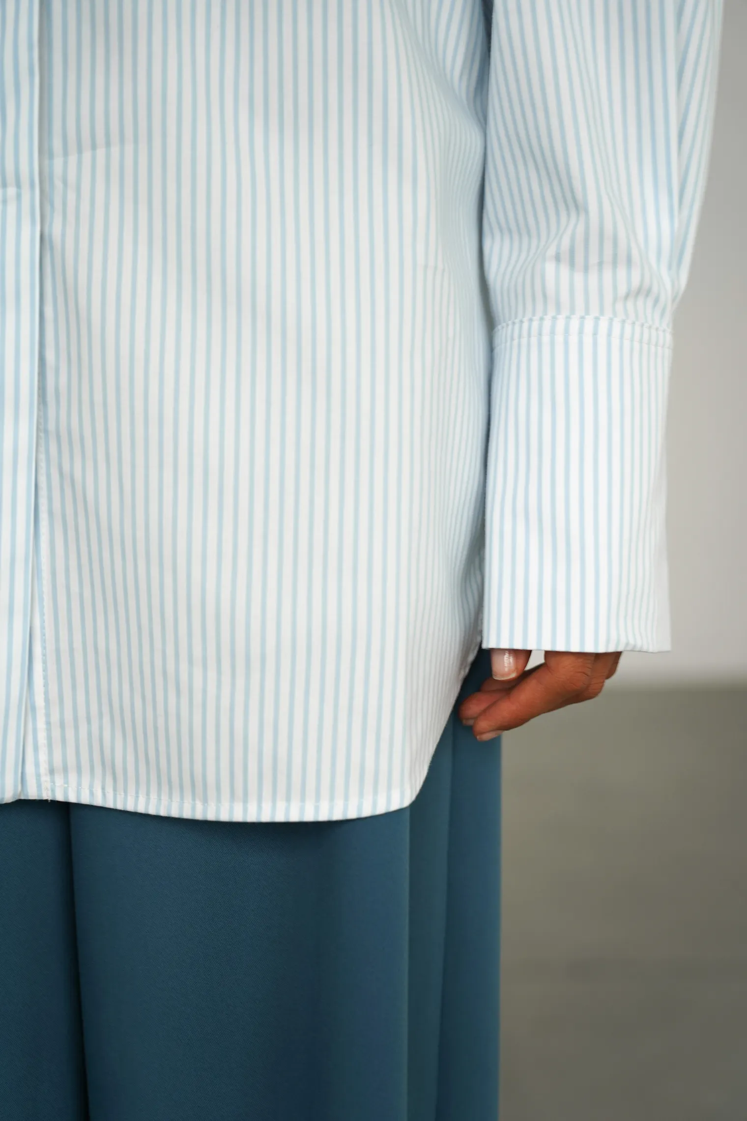 Рубашка свободного кроя из хлопка в полоску в цвете голубой/белый фото 5
