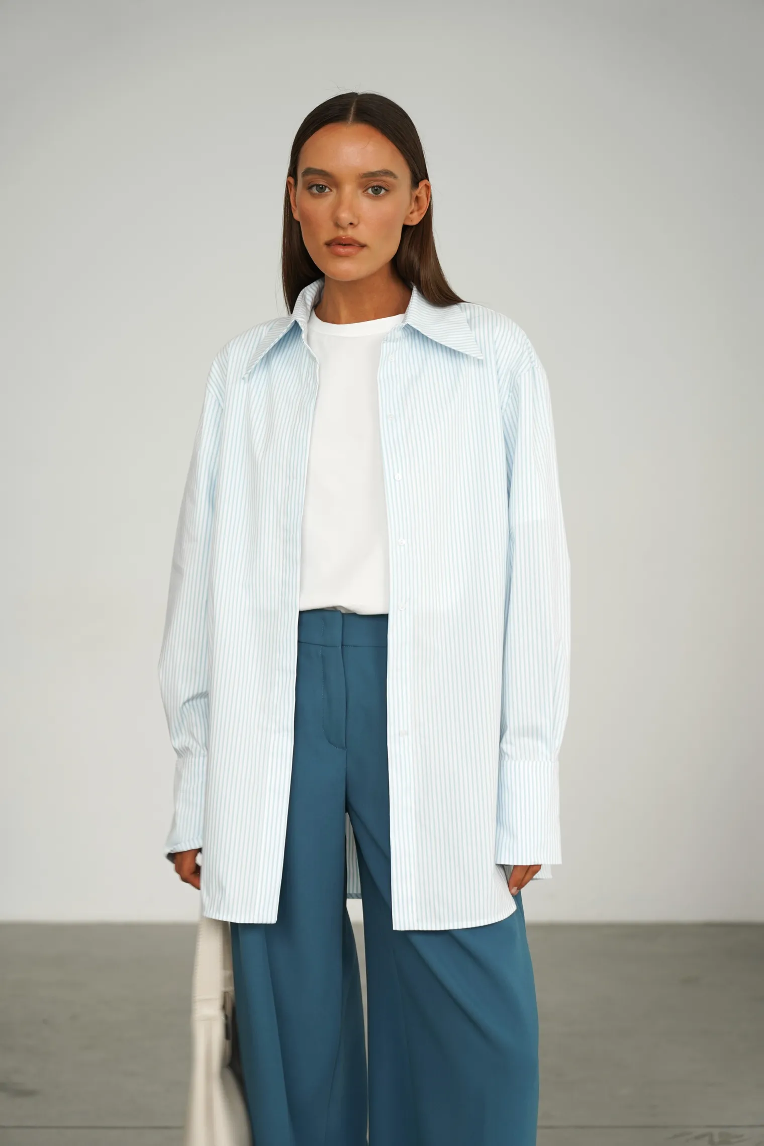 Рубашка свободного кроя из хлопка в полоску в цвете голубой/белый фото 1