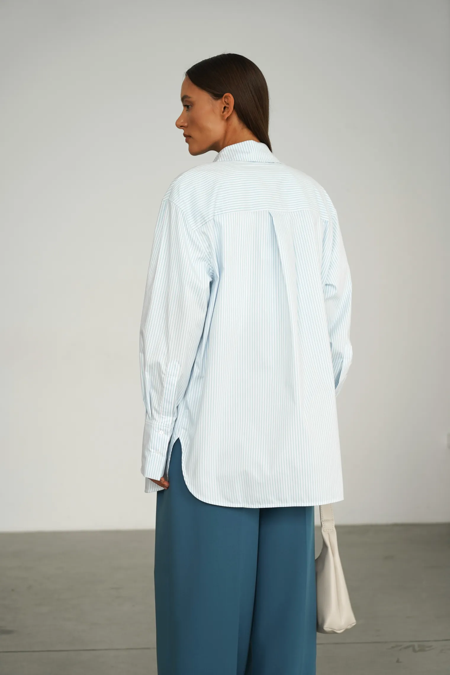 Рубашка свободного кроя из хлопка в полоску в цвете голубой/белый фото 4