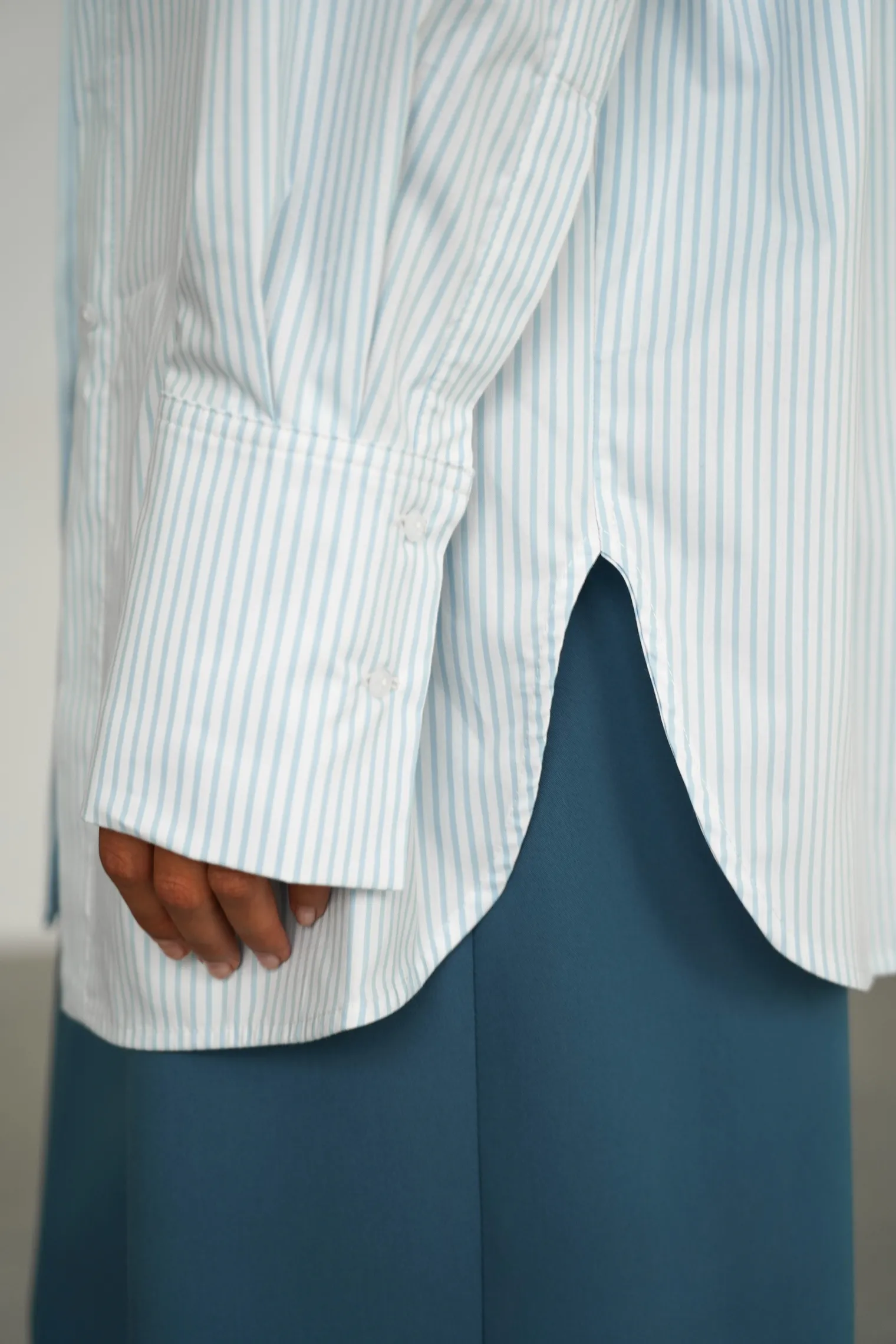 Рубашка свободного кроя из хлопка в полоску в цвете голубой/белый фото 7