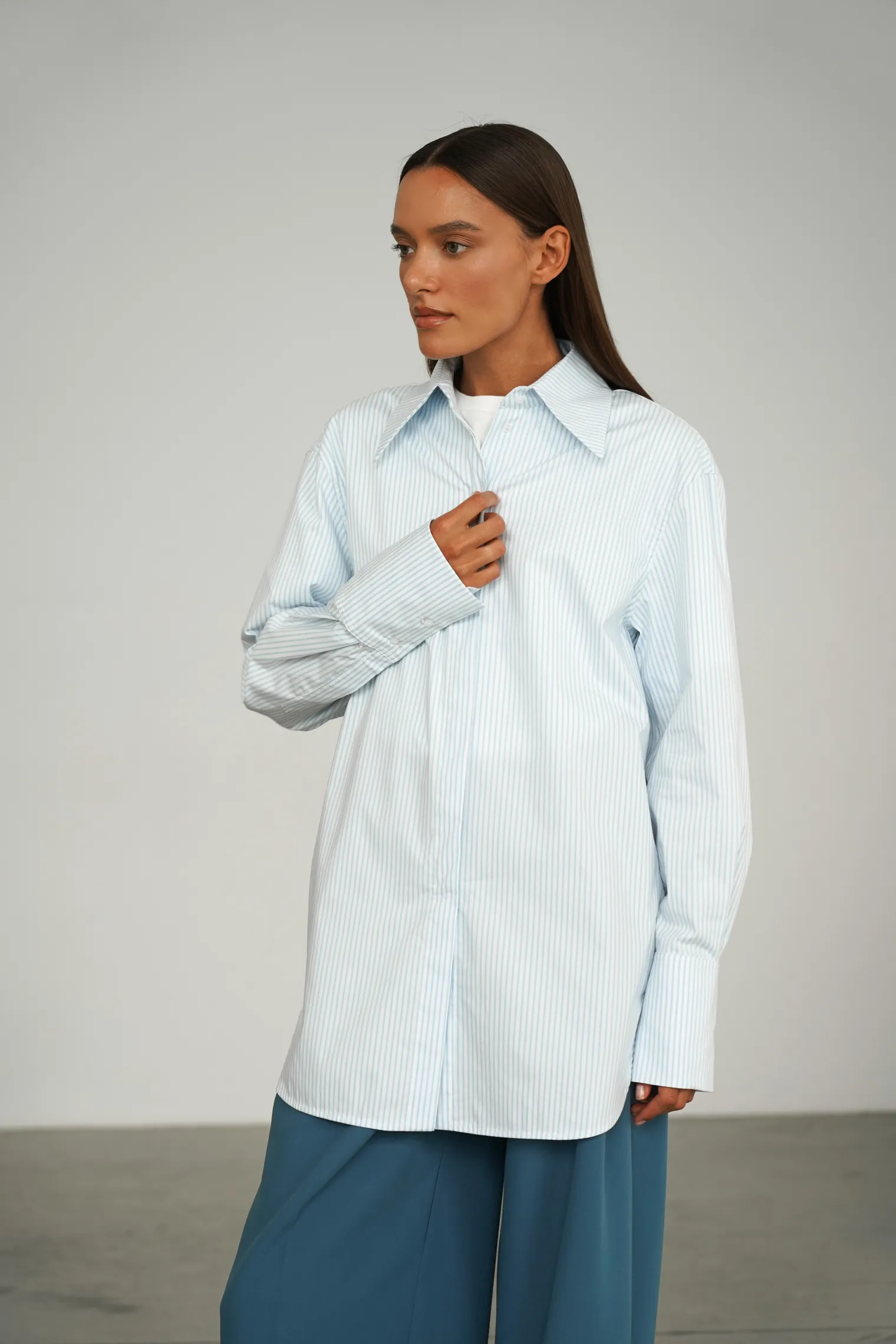 Рубашка свободного кроя из хлопка в полоску в цвете голубой/белый фото 6
