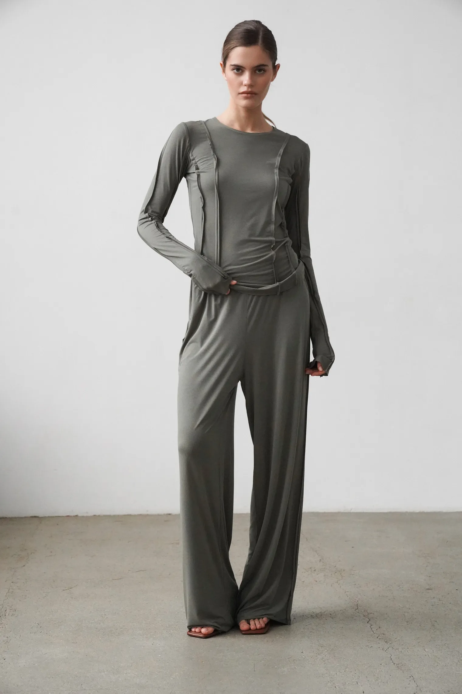 Лонгслив с удлинённым рукавом цвета хаки фото 5