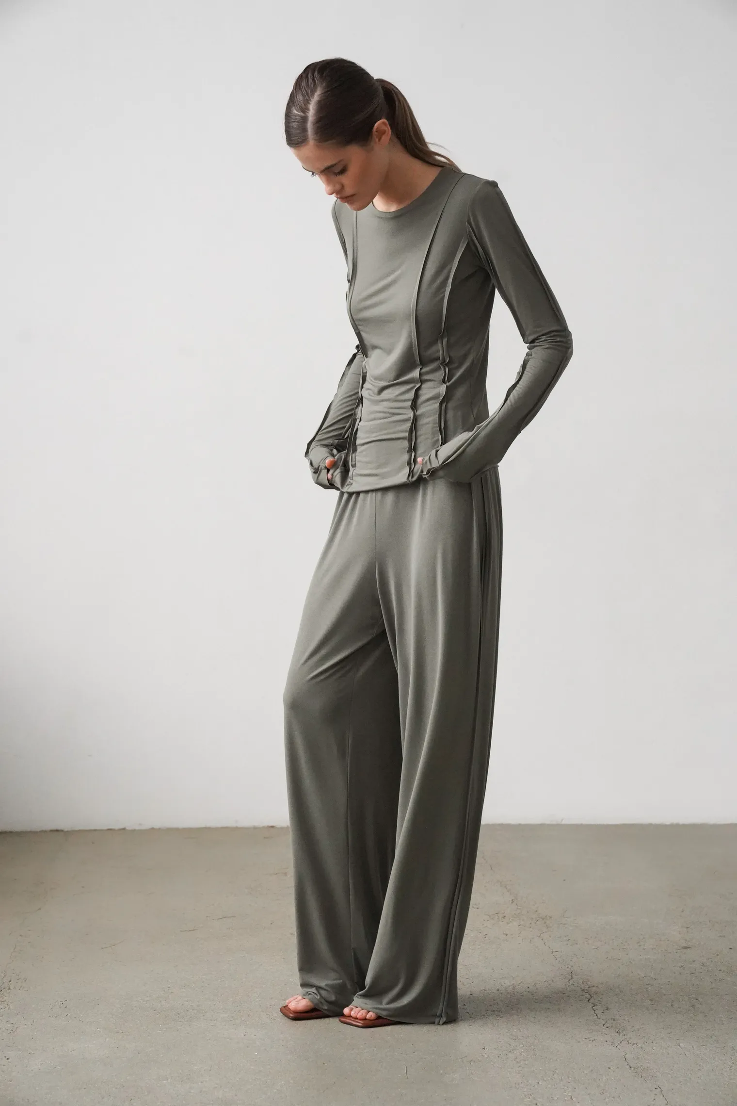 Лонгслив с удлинённым рукавом цвета хаки фото 7