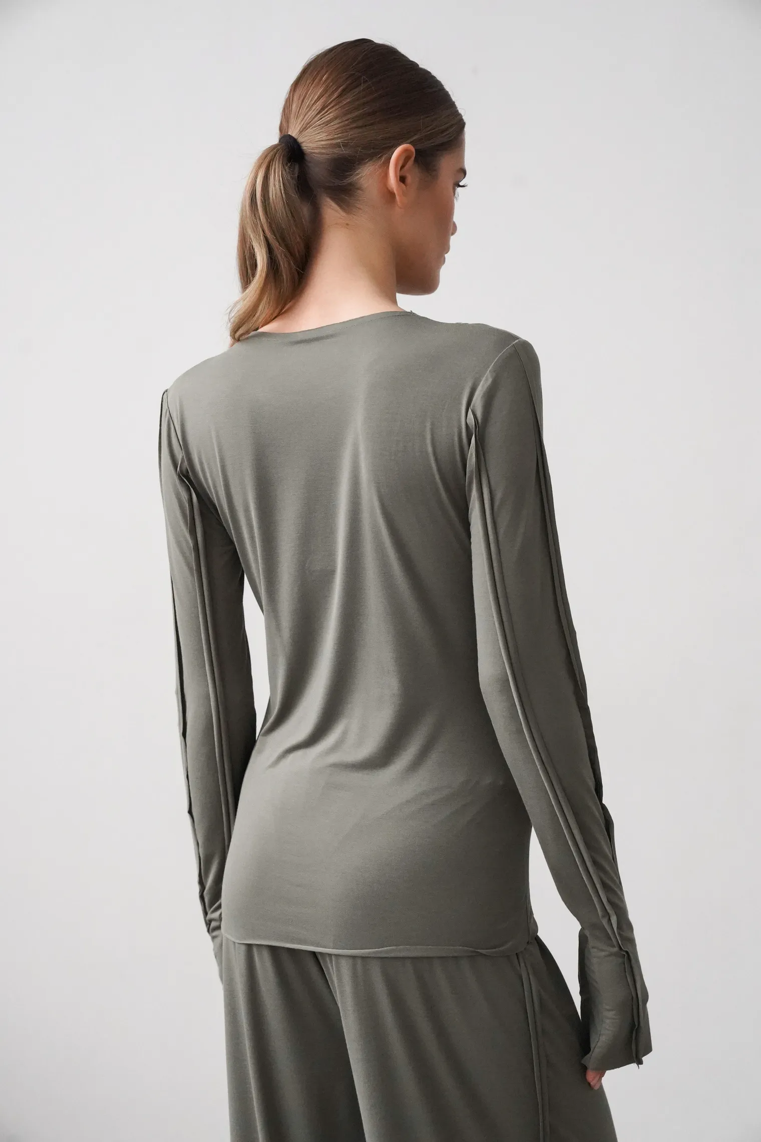 Лонгслив с удлинённым рукавом цвета хаки фото 4