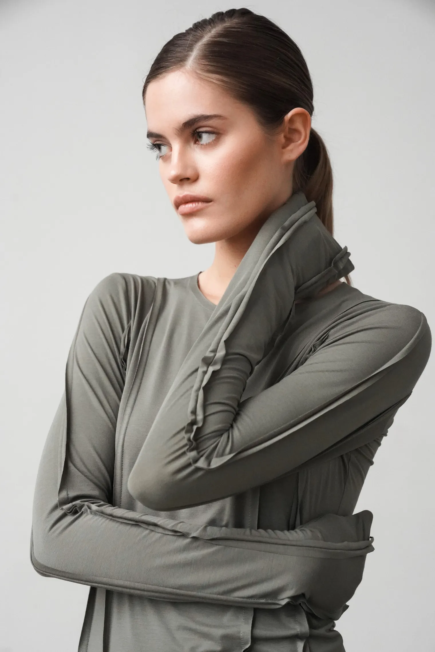 Лонгслив с удлинённым рукавом цвета хаки фото 1