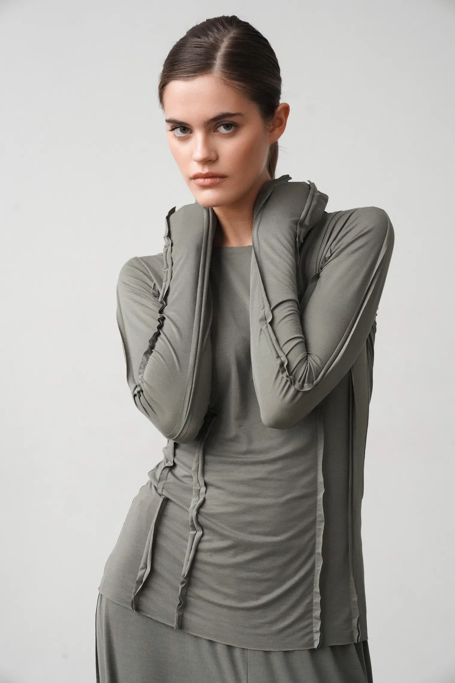 Лонгслив с удлинённым рукавом цвета хаки фото 8