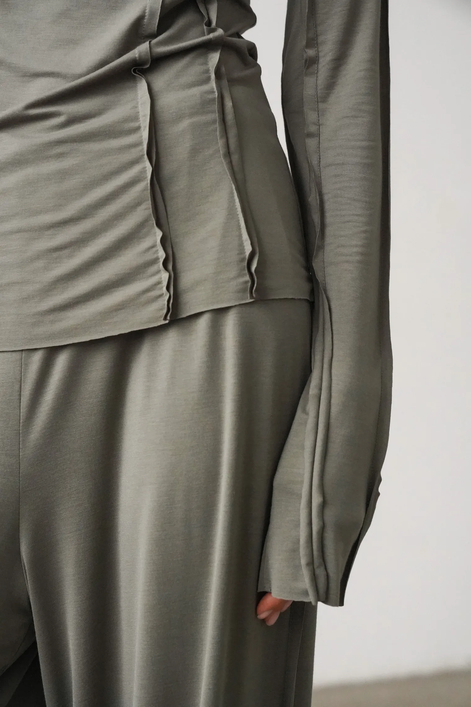 Лонгслив с удлинённым рукавом цвета хаки фото 2