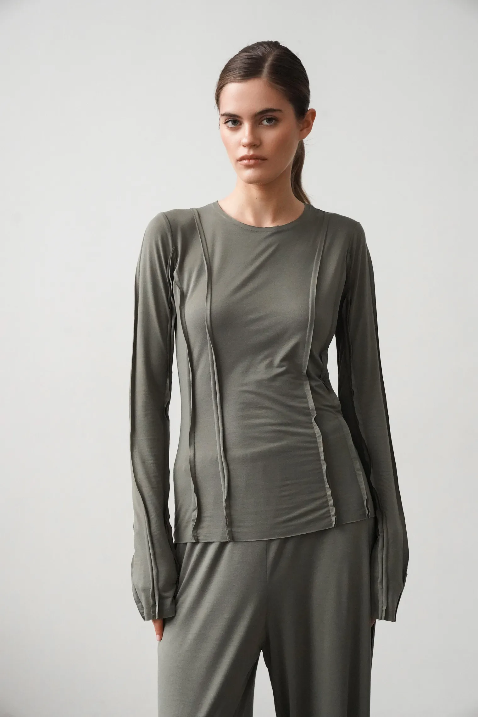 Лонгслив с удлинённым рукавом цвета хаки фото 6