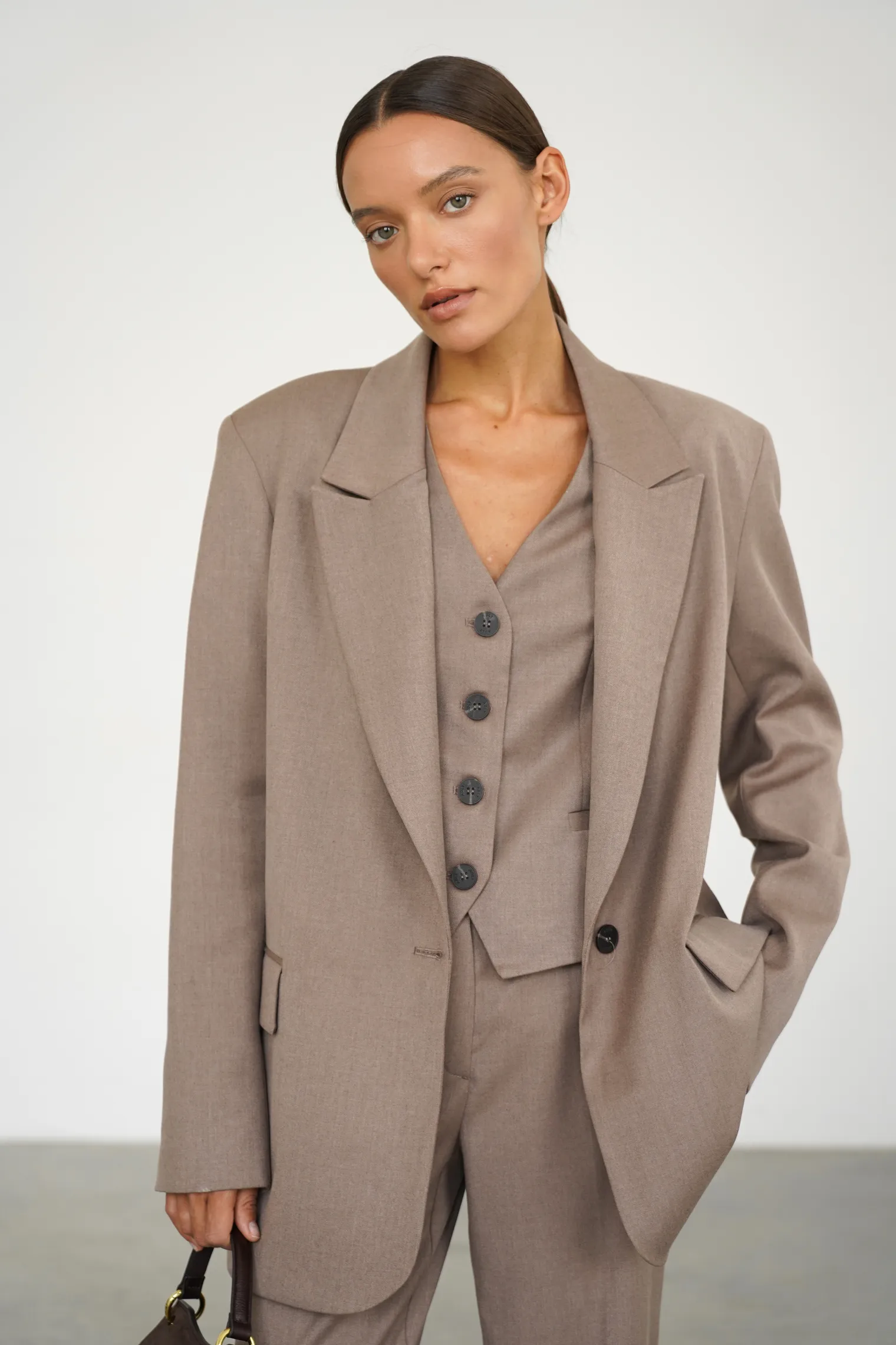 Однобортный жилет с пуговицами цвета мускатный орех фото 3