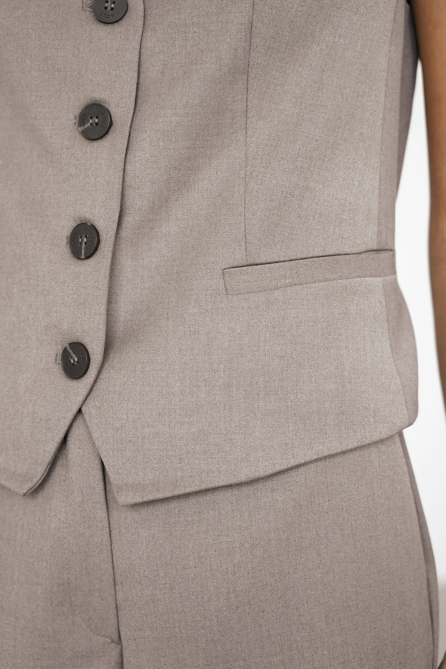 Однобортный жилет с пуговицами цвета мускатный орех фото 6