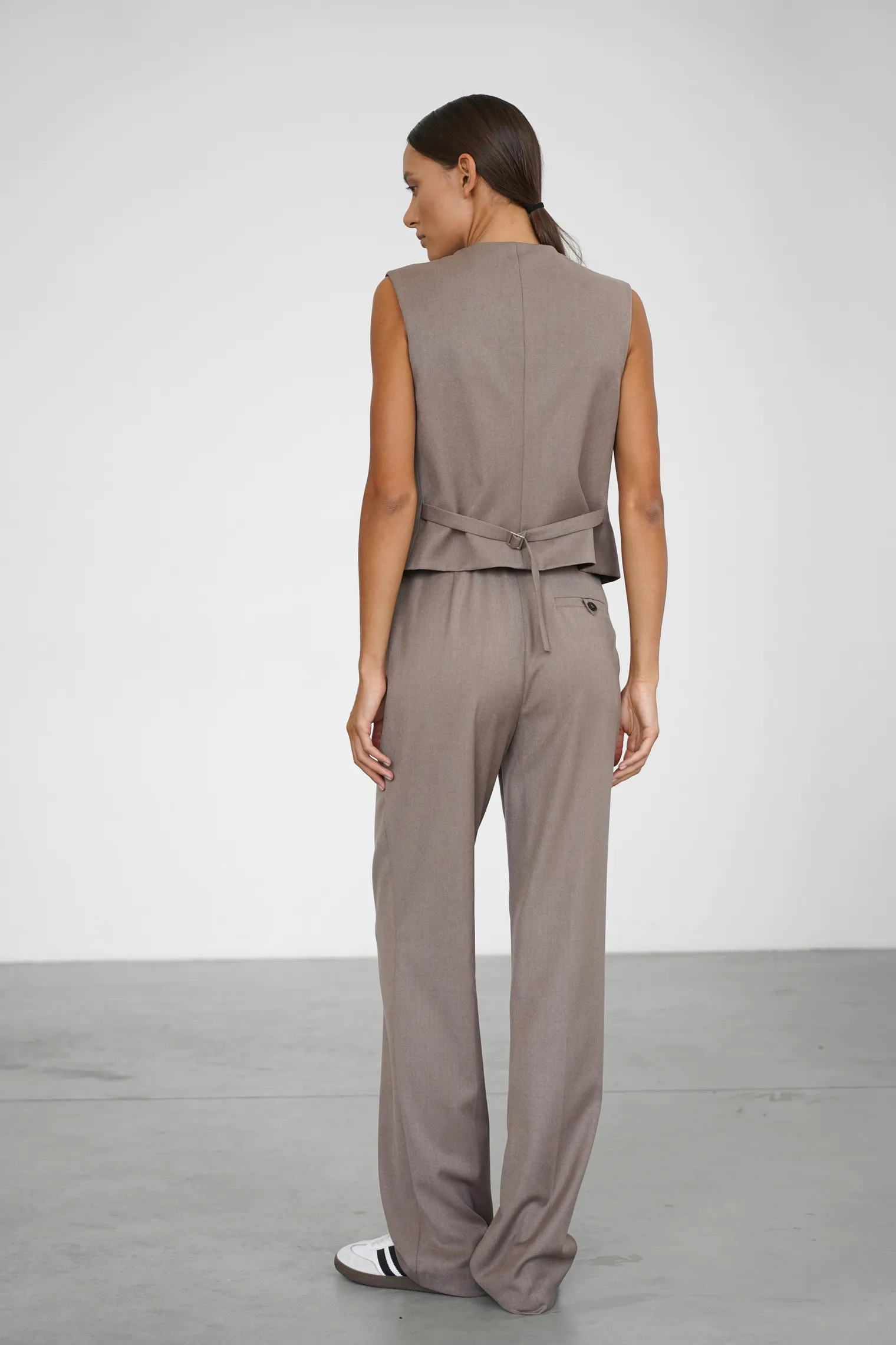 Однобортный жилет с пуговицами цвета мускатный орех фото 4