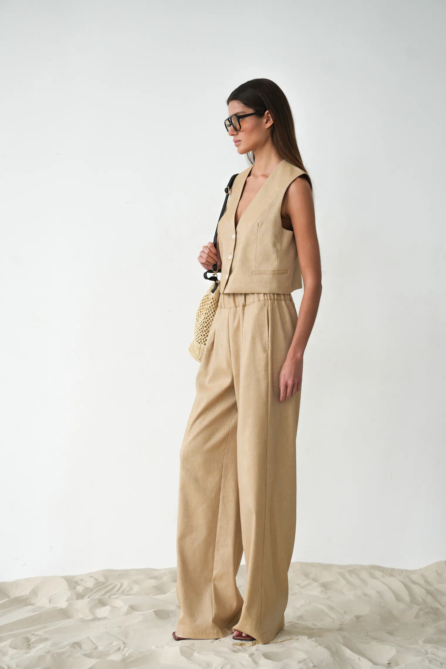 Жилет прямого кроя укороченный бежевого цвета фото 3