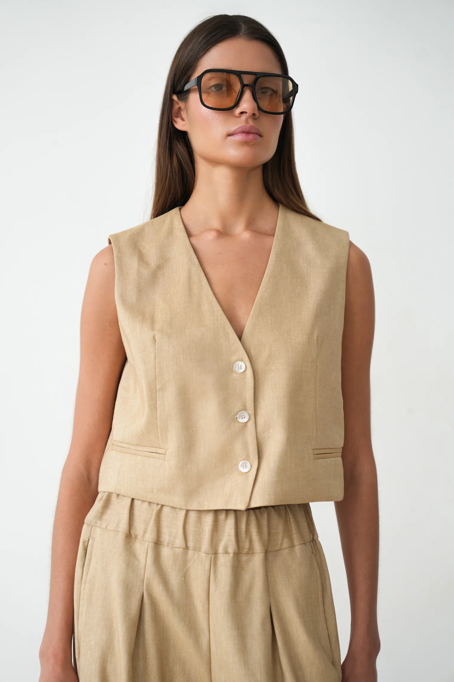 Жилет прямого кроя укороченный бежевого цвета фото 6