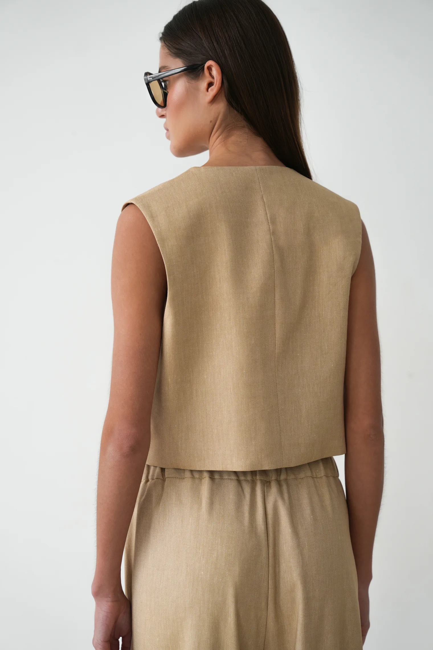 Жилет прямого кроя укороченный бежевого цвета фото 4