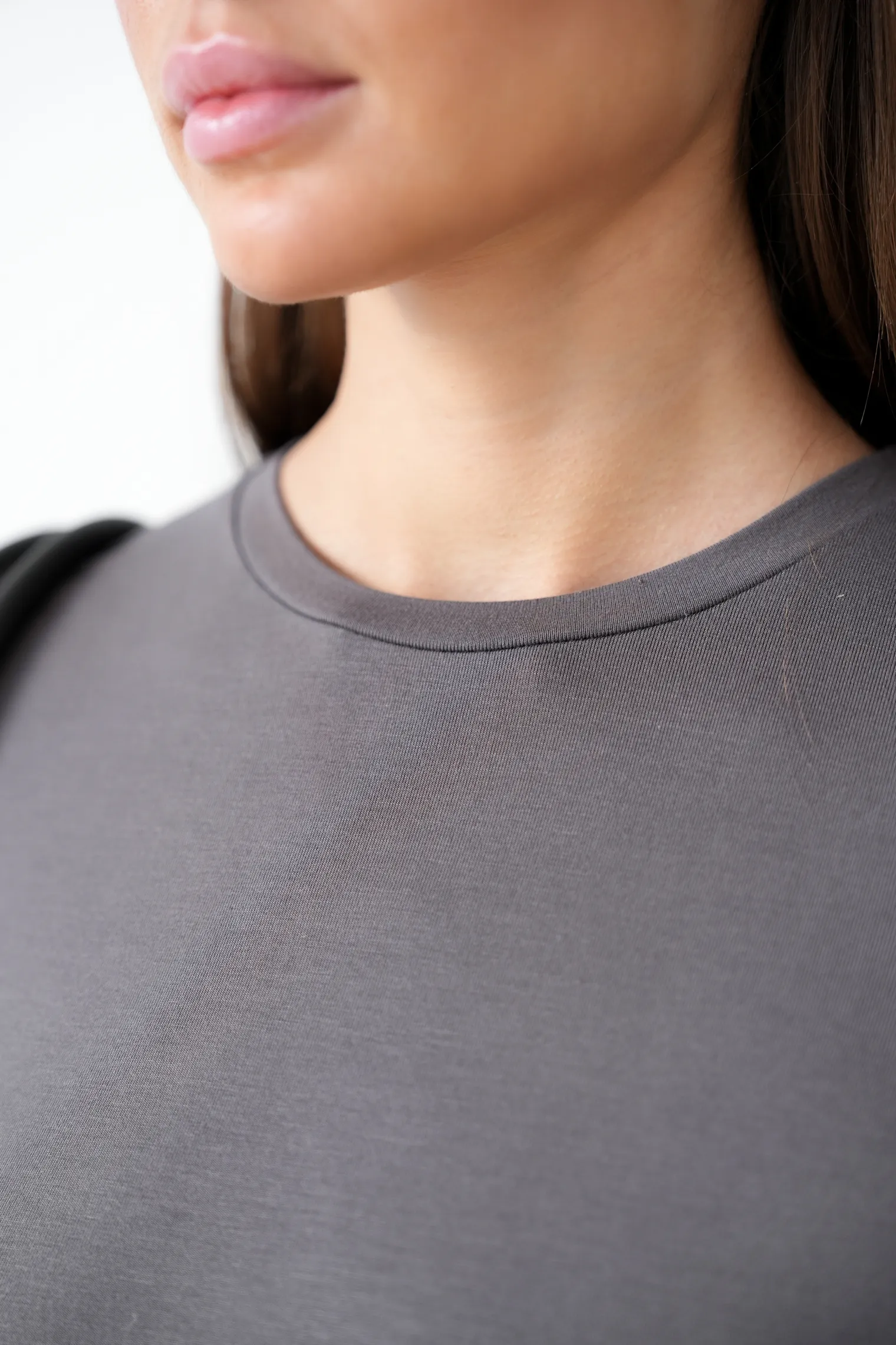 Платье из тонкого трикотажа графитового цвета фото 2