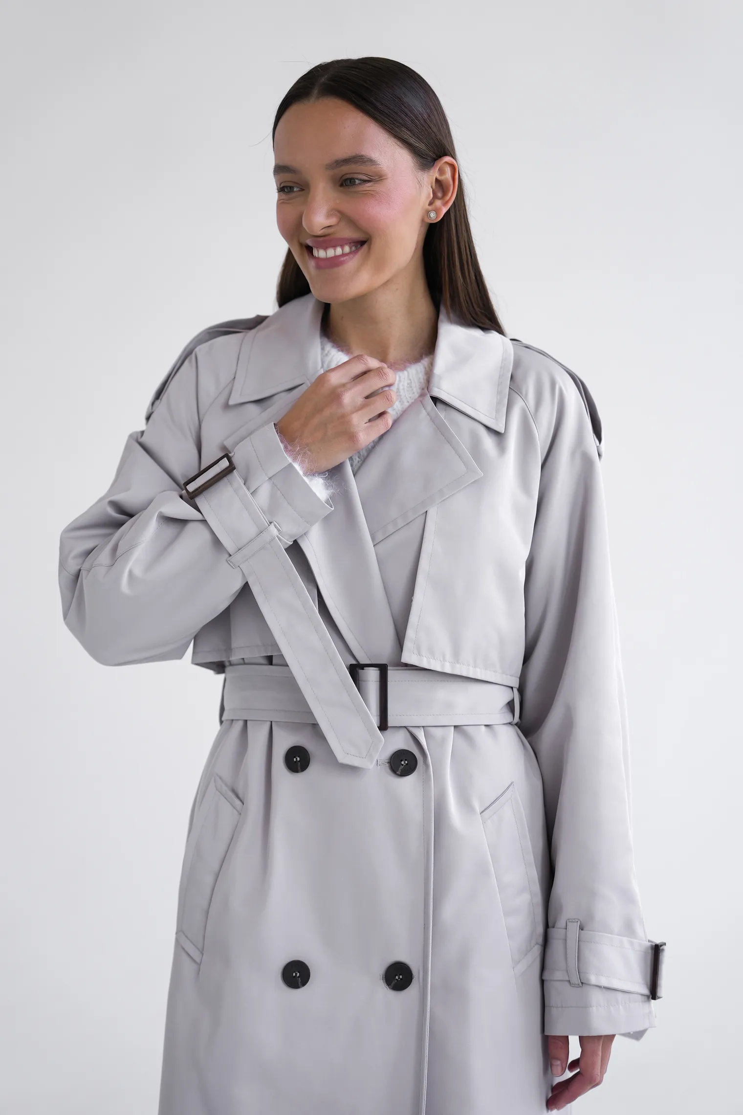 Тренч двубортный с поясом и рукавом реглан серого цвета фото 9