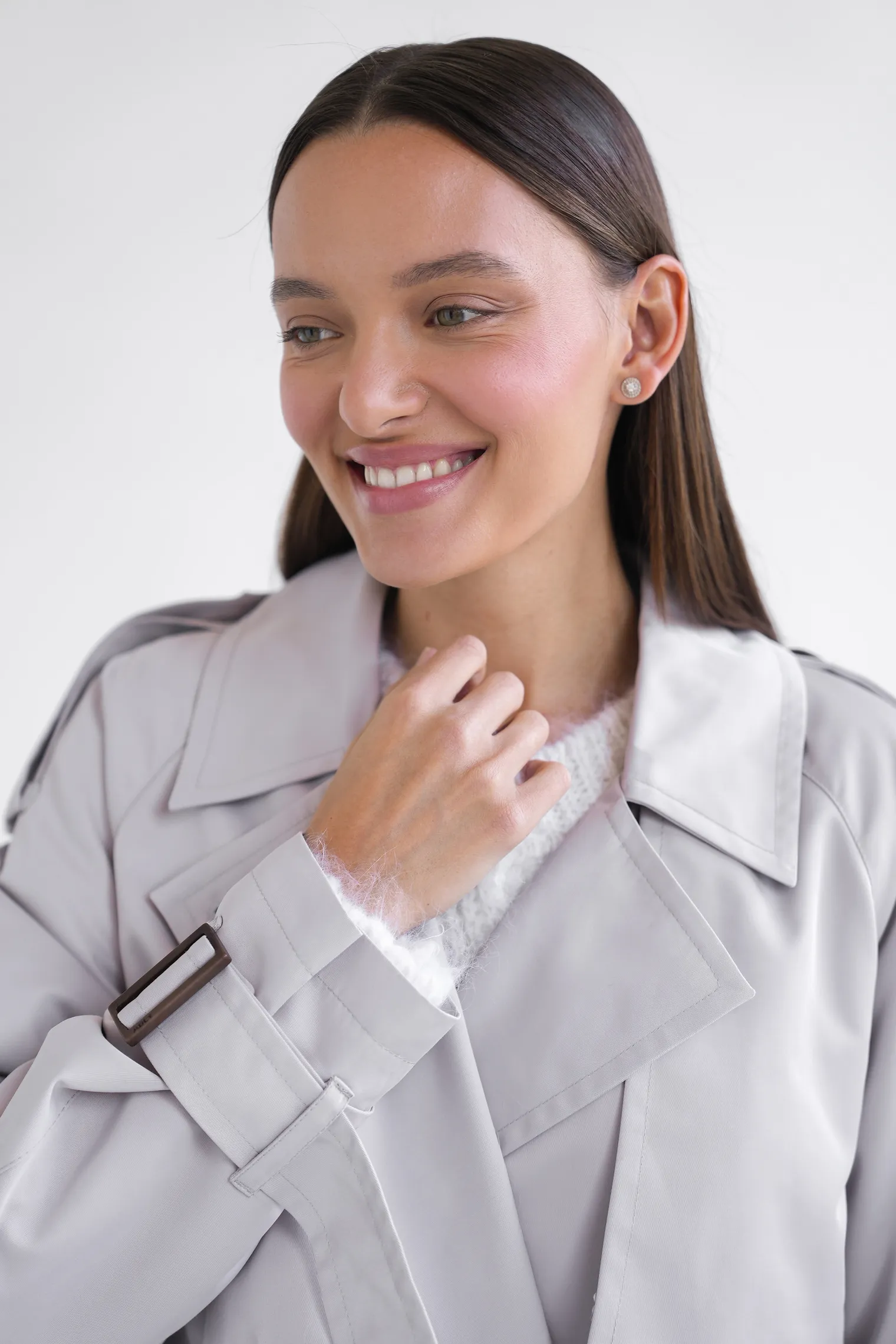 Тренч двубортный с поясом и рукавом реглан серого цвета фото 2