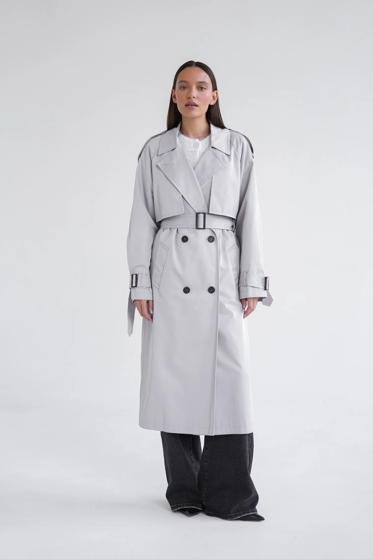 Тренч двубортный с поясом и рукавом реглан серого цвета фото 1