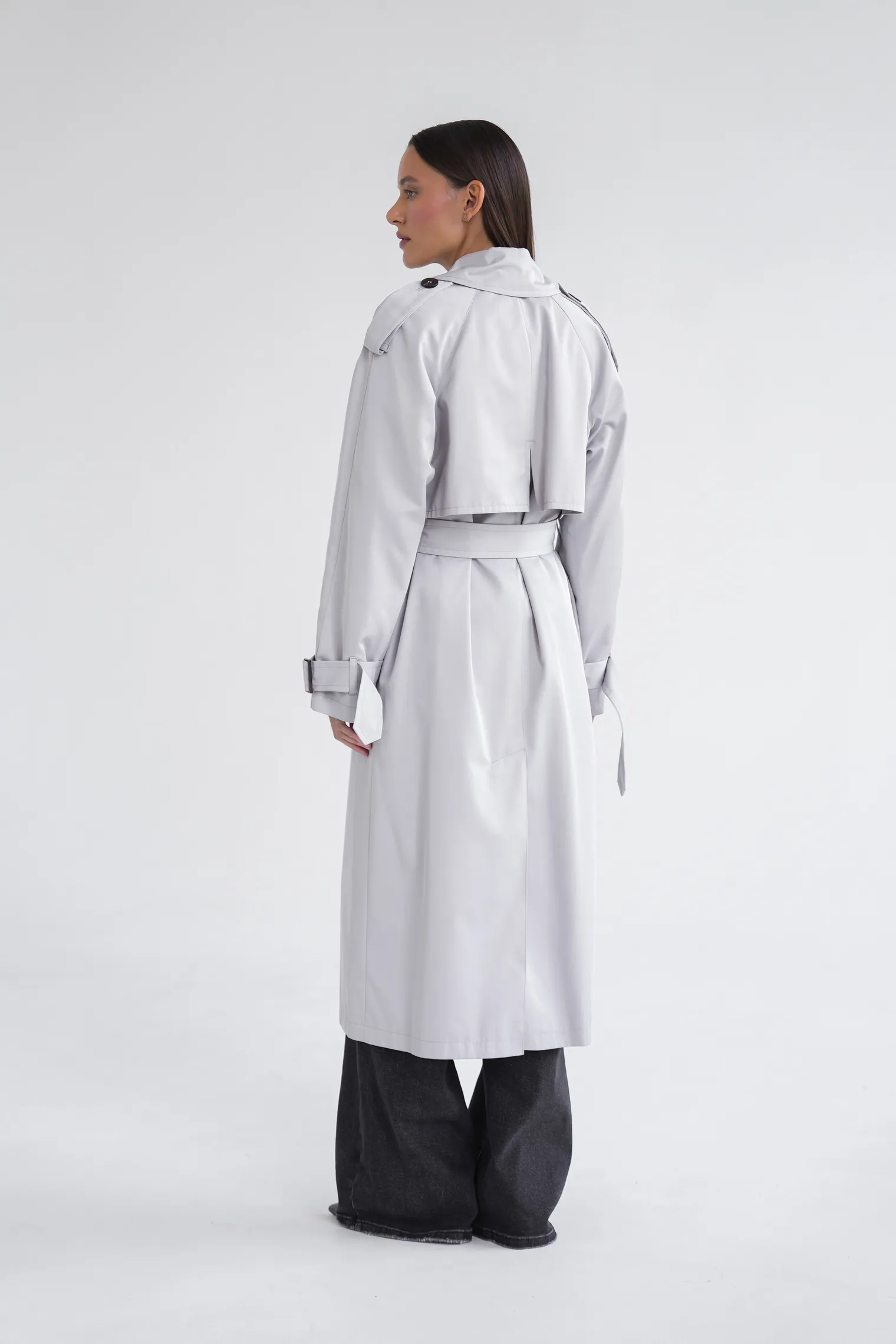 Тренч двубортный с поясом и рукавом реглан серого цвета фото 4