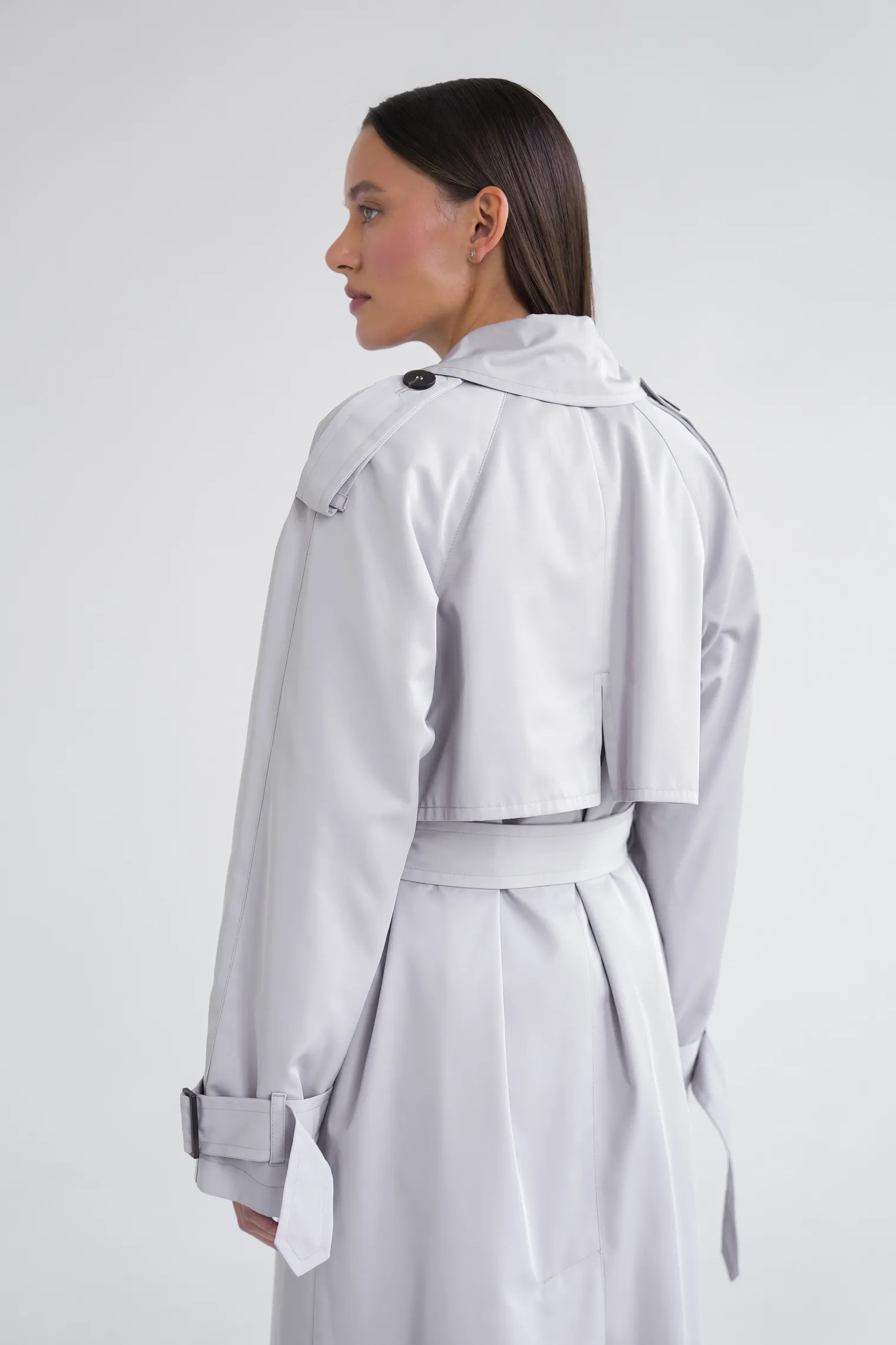 Тренч двубортный с поясом и рукавом реглан серого цвета фото 8