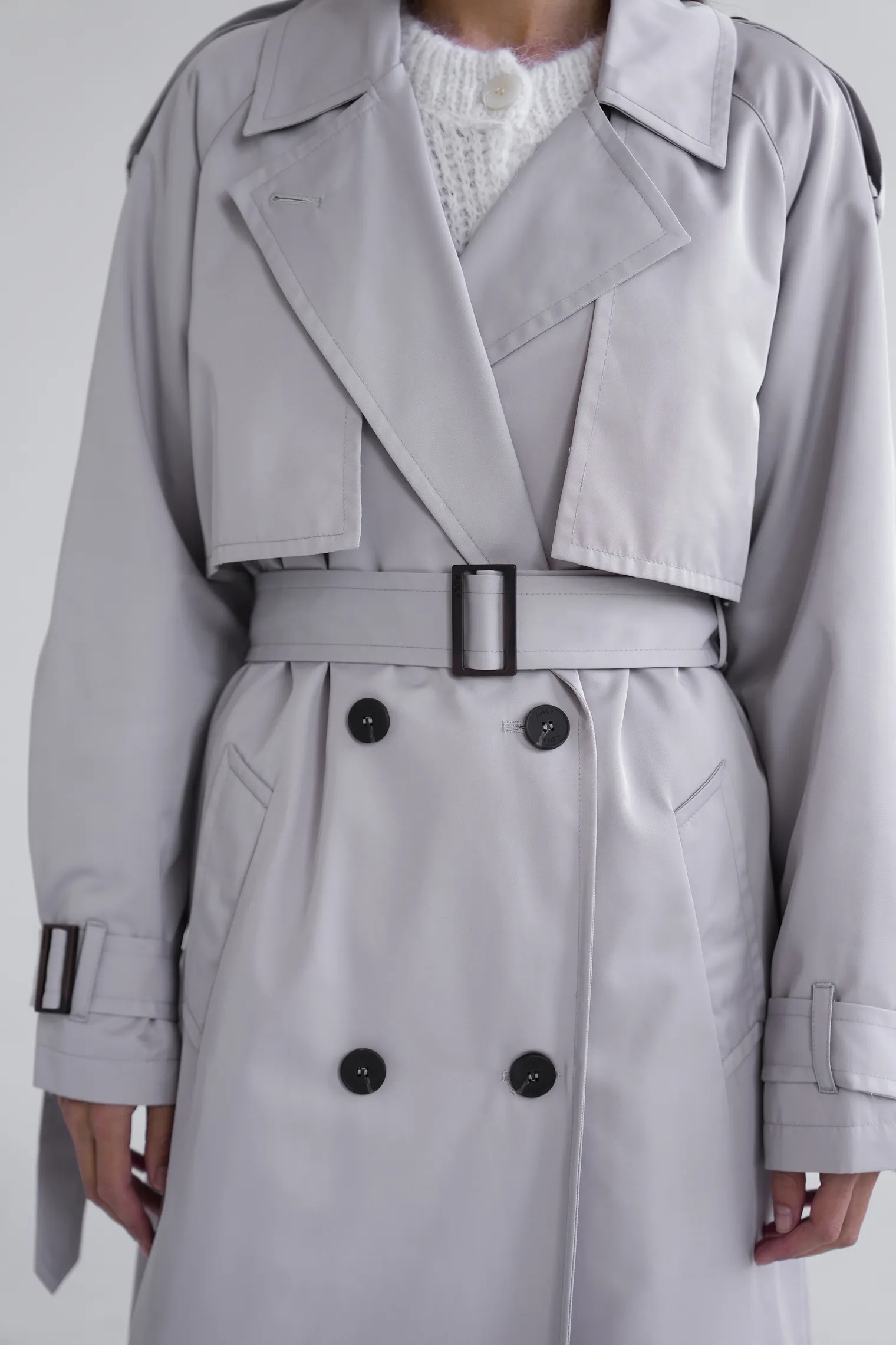 Тренч двубортный с поясом и рукавом реглан серого цвета фото 11