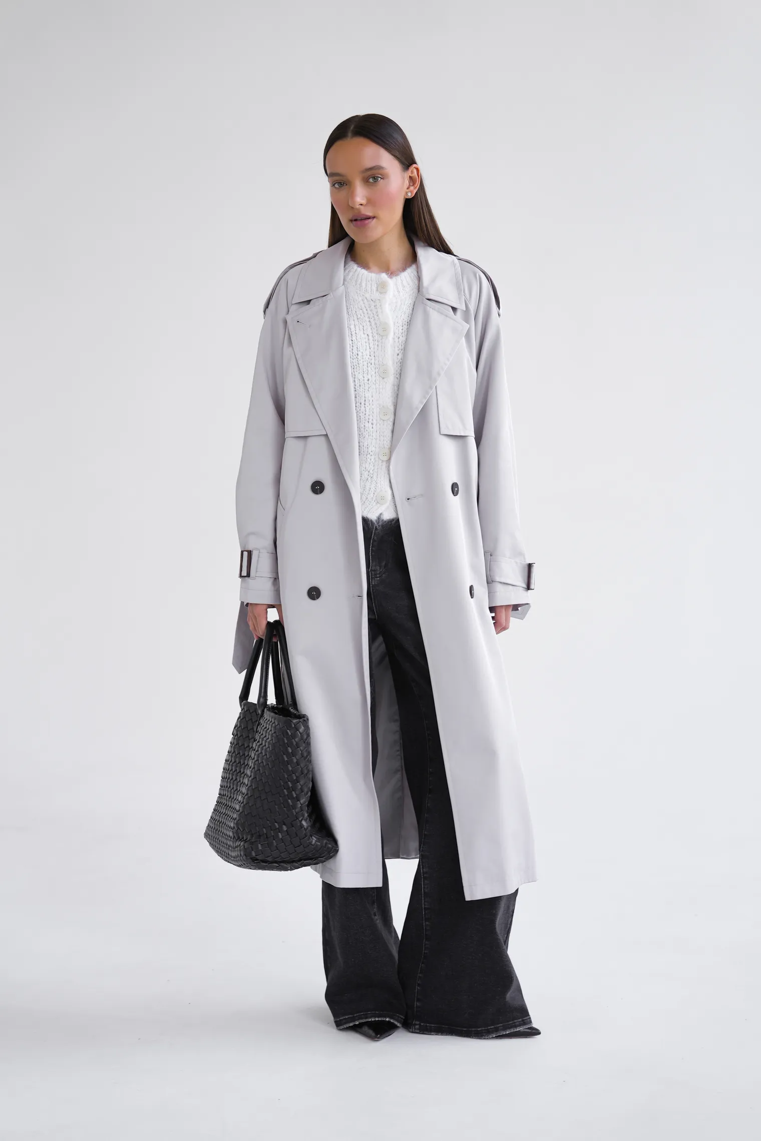 Тренч двубортный с поясом и рукавом реглан серого цвета фото 7