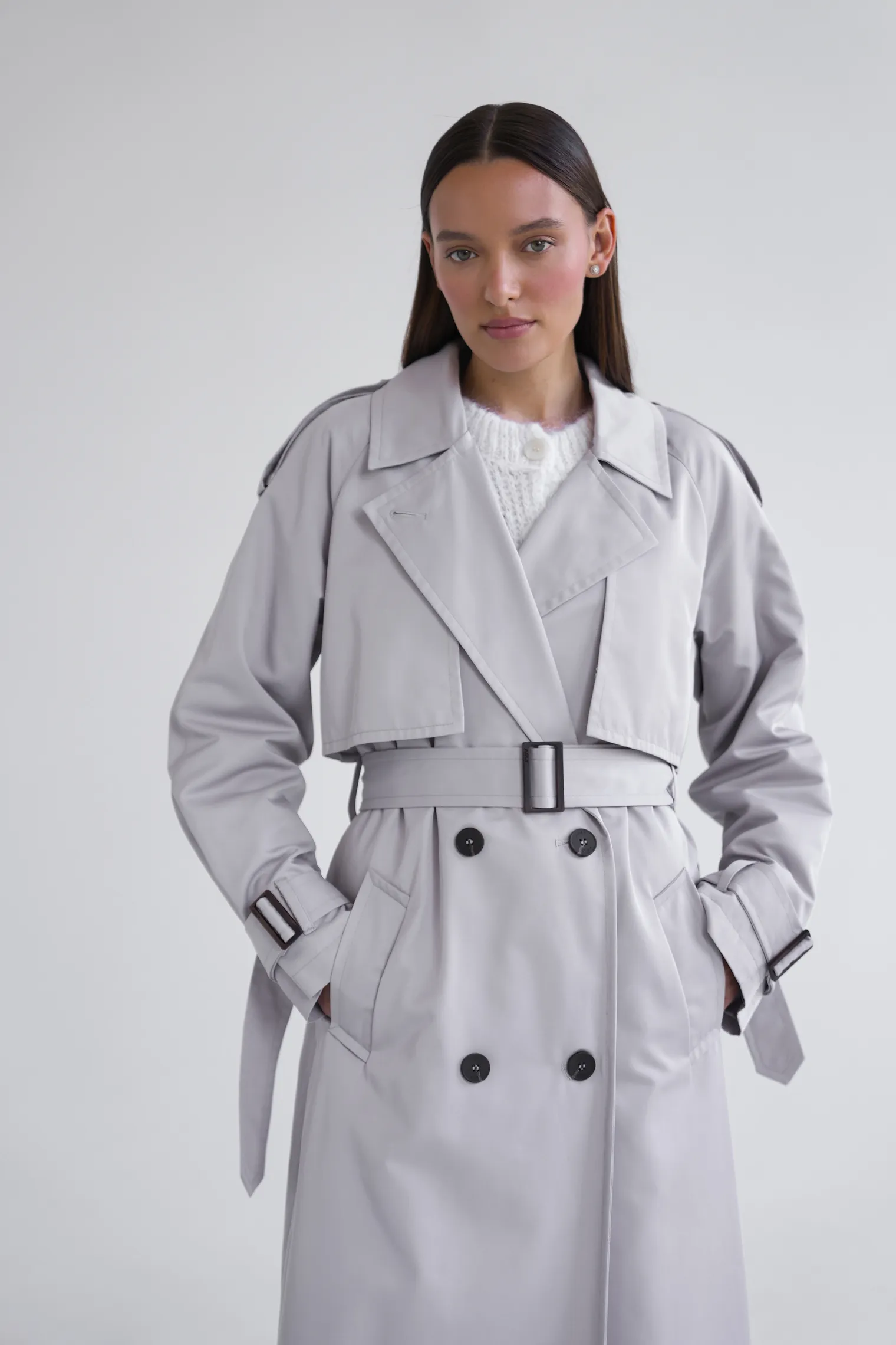 Тренч двубортный с поясом и рукавом реглан серого цвета фото 3