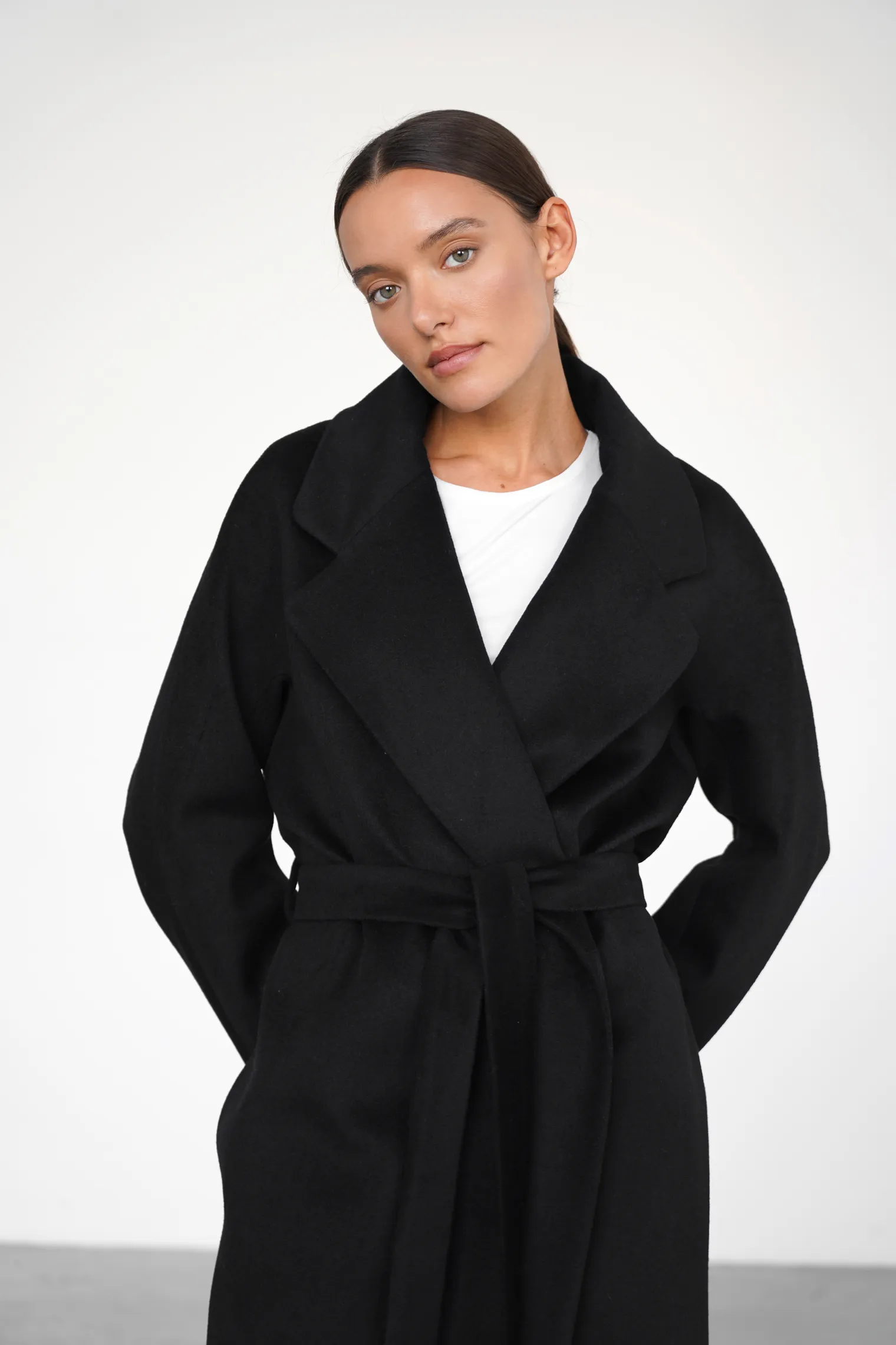 Пальто-халат с поясом чёрного цвета фото 7